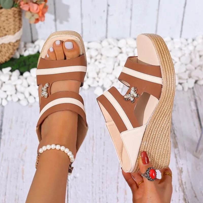 Womens Wedge Sandals Open Toe Platform Mules Slip on Slides Rhinestone Butterfly Decor Woven Look Casual Summer Shoes Outdoor
Womens Wedge Sandals Open Toe Platform Mules Slip on Slides Rhinestone Butterfly Decor Woven Look Casual Summer Shoes Outdoor