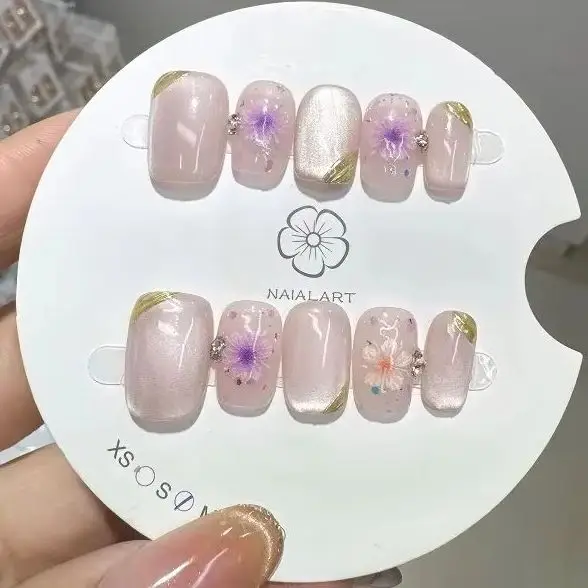 10PCS Glitter Cat Eye Short Square Handmade False Nail Glossy Purple Flower Patterns Press on Nail Artificial Wearable Nail Tips
10PCS Glitter Cat Eye Short Square Handmade False Nail Glossy Purple Flower Patterns Press on Nail Artificial Wearable Nail Tips