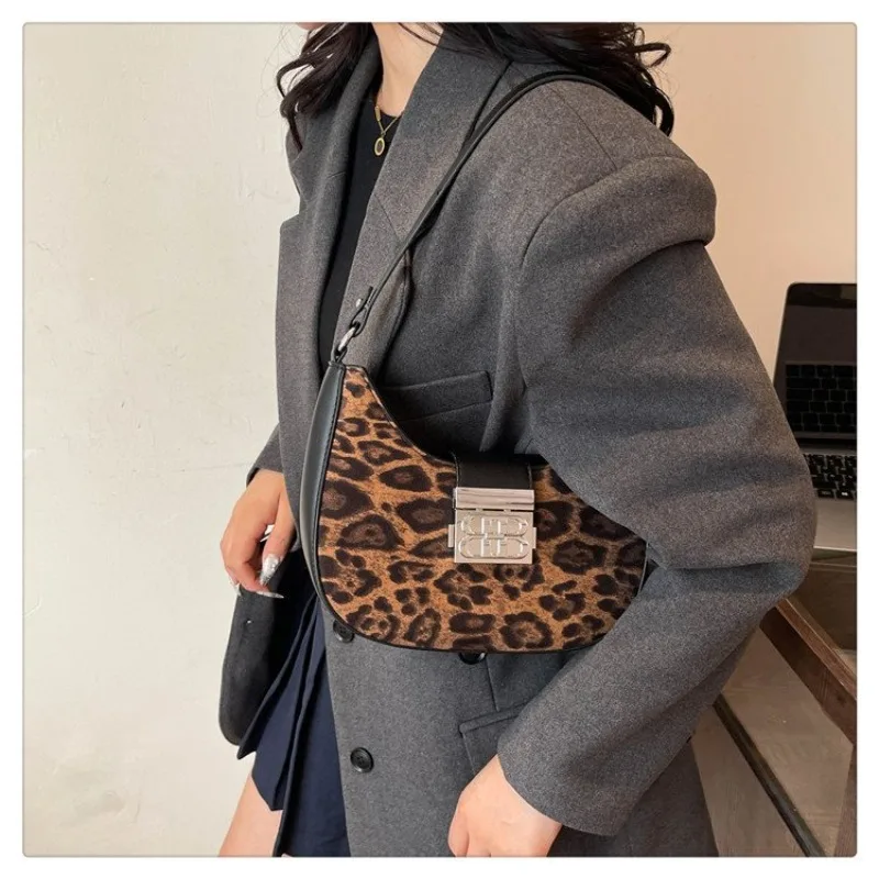 Chic Female Bag for Young Ladies Trendy Design Crossbody Shoulder Bag for a Fashionable Look
Chic Female Bag for Young Ladies Trendy Design Crossbody Shoulder Bag for a Fashionable Look