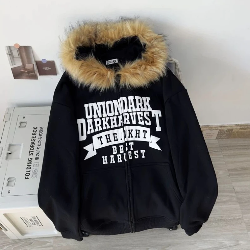 American Vintage Loose Outwear Zipper Letter Pattern Long Sleeve Pure Color Fashion Pocket Faux Fur Hooded Casual 2025 Autumn
American Vintage Loose Outwear Zipper Letter Pattern Long Sleeve Pure Color Fashion Pocket Faux Fur Hooded Casual 2025 Autumn