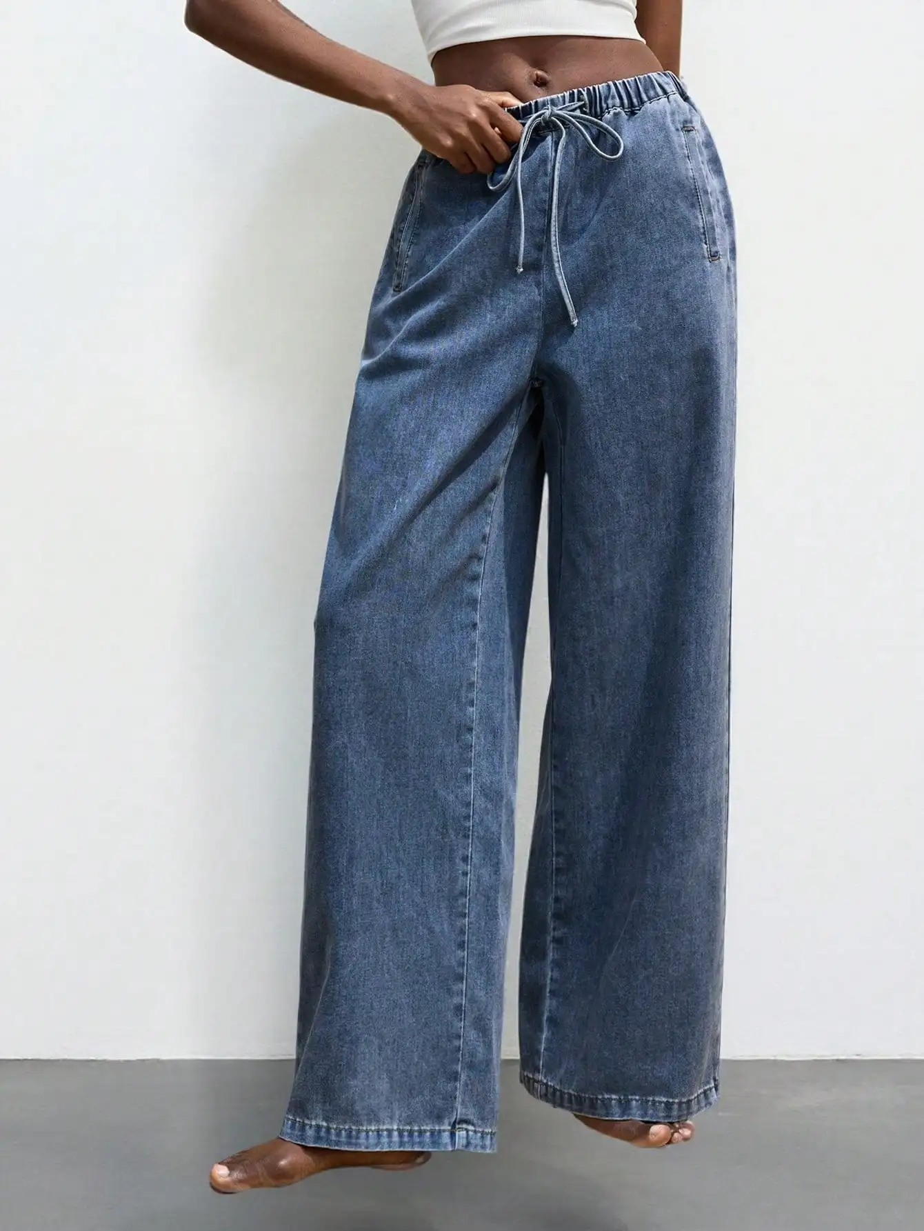 Женские широкие джинсовые брюки с эластичным поясом на шнурке, повседневный свободный крой для осени
Женские широкие джинсовые брюки с эластичным поясом на шнурке, повседневный свободный крой для осени