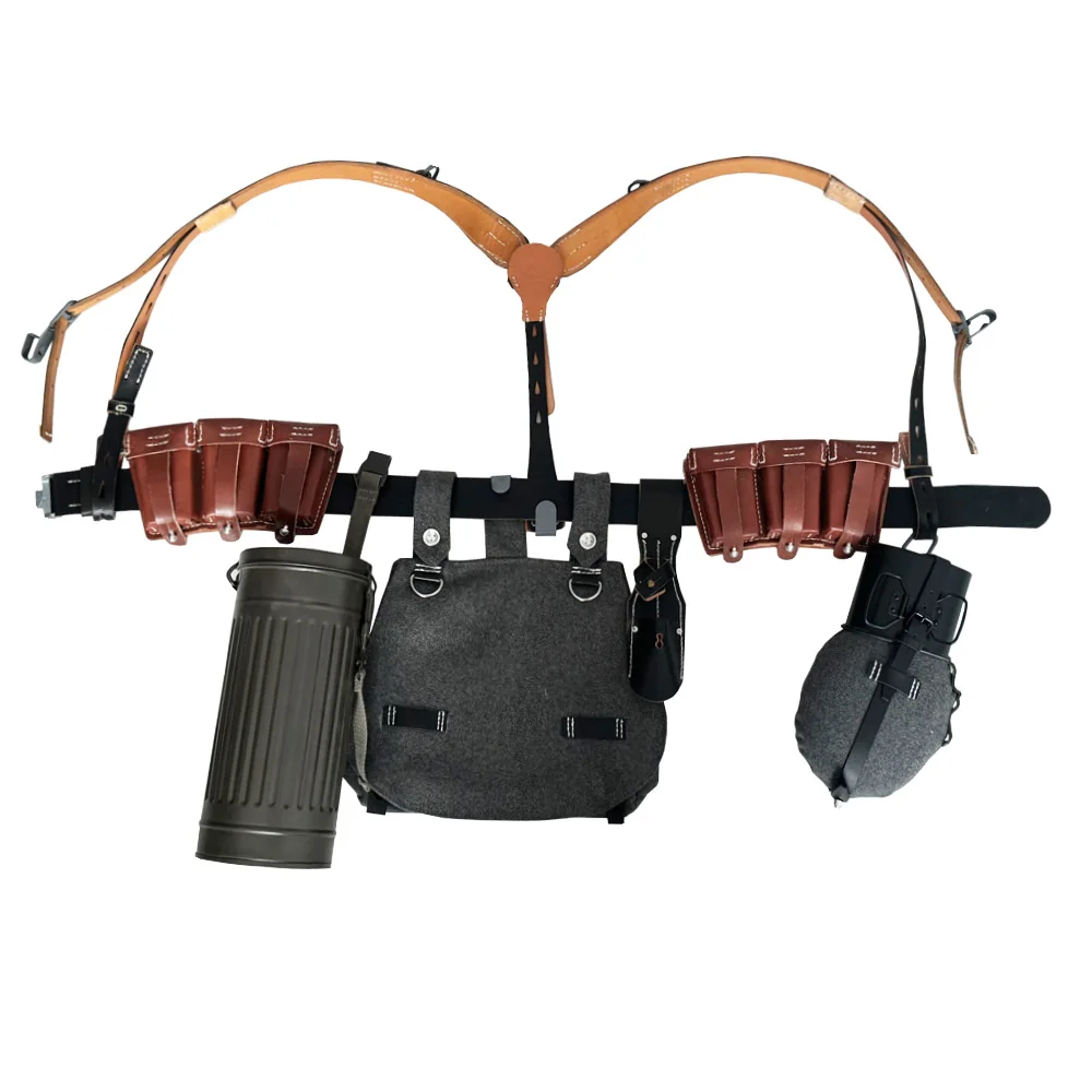 German 98K equipment combination soldiers are equipped with brown vintage chest belt straps and bread bags
German 98K equipment combination soldiers are equipped with brown vintage chest belt straps and bread bags