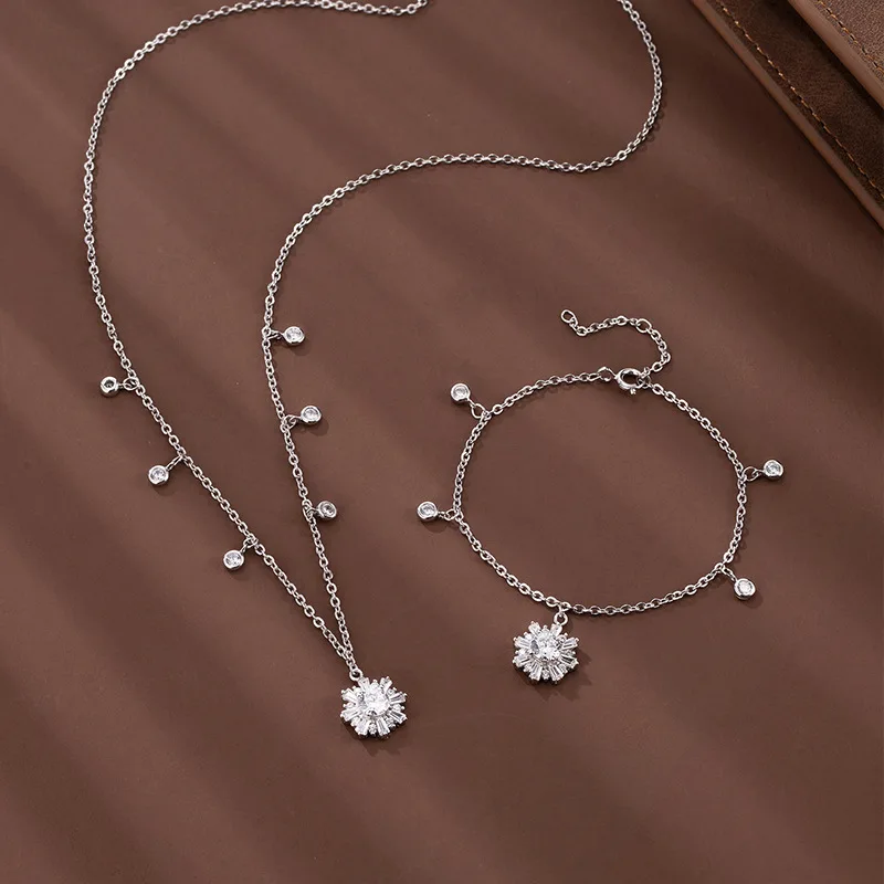 New Fashion Trend S925 Silver Inlaid 5A Zircon 5mm Snowflake Light Luxury Exquisite Sen Bracelet
New Fashion Trend S925 Silver Inlaid 5A Zircon 5mm Snowflake Light Luxury Exquisite Sen Bracelet