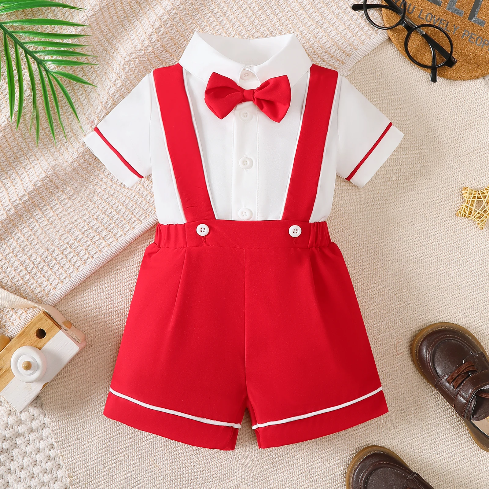 Комплект из 2 предметов для маленьких мальчиков в университетском стиле с рубашкой с бантом и шортами на бретелях, комплект для летних вечеринок для мальчиков 0-3 лет
Комплект из 2 предметов для маленьких мальчиков в университетском стиле с рубашкой с бантом и шортами на бретелях, комплект для летних вечеринок для мальчиков 0-3 лет