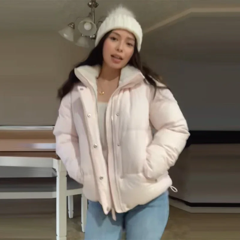 Хлопковое пальто со шляпой и карманами на молнии, внутренняя женская теплая куртка из искусственного меха, осень-зима 202, модная шикарная женская верхняя одежда
Хлопковое пальто со шляпой и карманами на молнии, внутренняя женская теплая куртка из искусственного меха, осень-зима 202, модная шикарная женская верхняя одежда