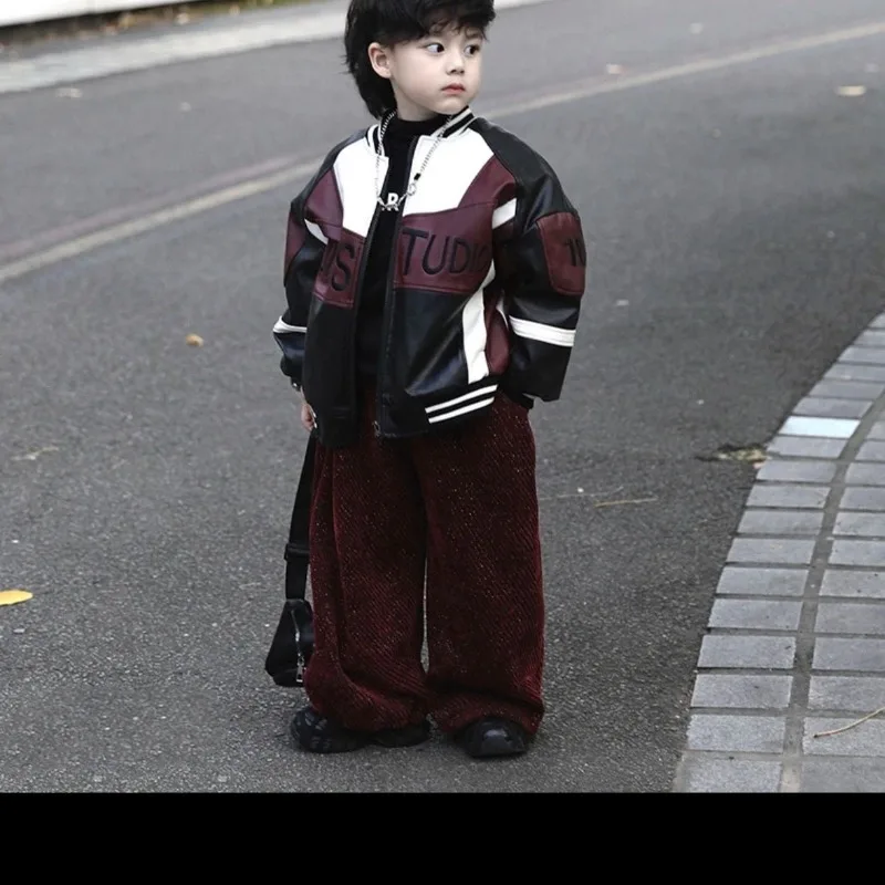 Children's Tops 2025 New Boys Fashion Jacket Jacket Spring and Autumn Children's Locomotive Wind Cool Sa Splicing PU Jacket
Children's Tops 2025 New Boys Fashion Jacket Jacket Spring and Autumn Children's Locomotive Wind Cool Sa Splicing PU Jacket