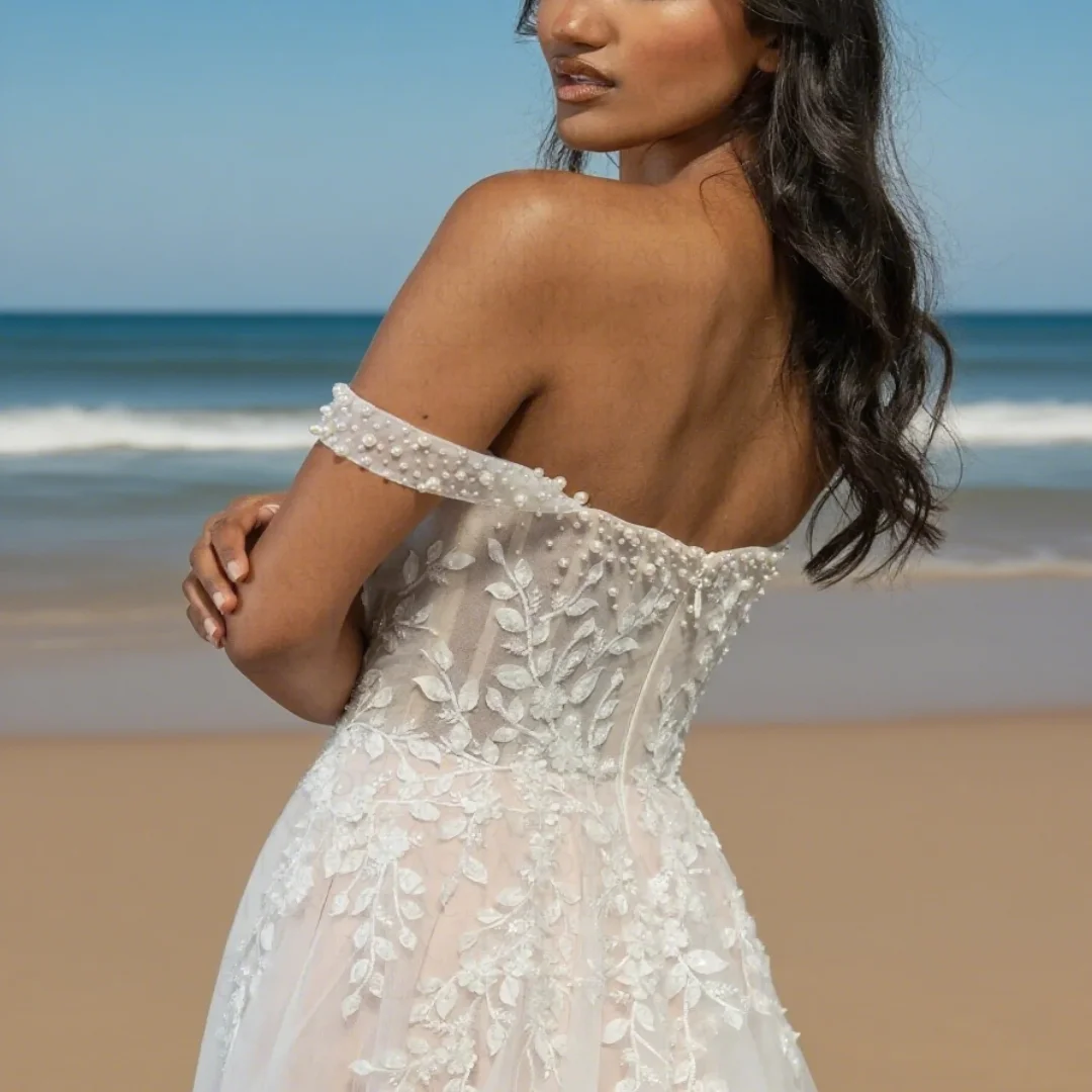 Customized classic strapless wedding dress. New style of sheer A-line with pleats. Formal wedding attire for brides.
Customized classic strapless wedding dress. New style of sheer A-line with pleats. Formal wedding attire for brides.