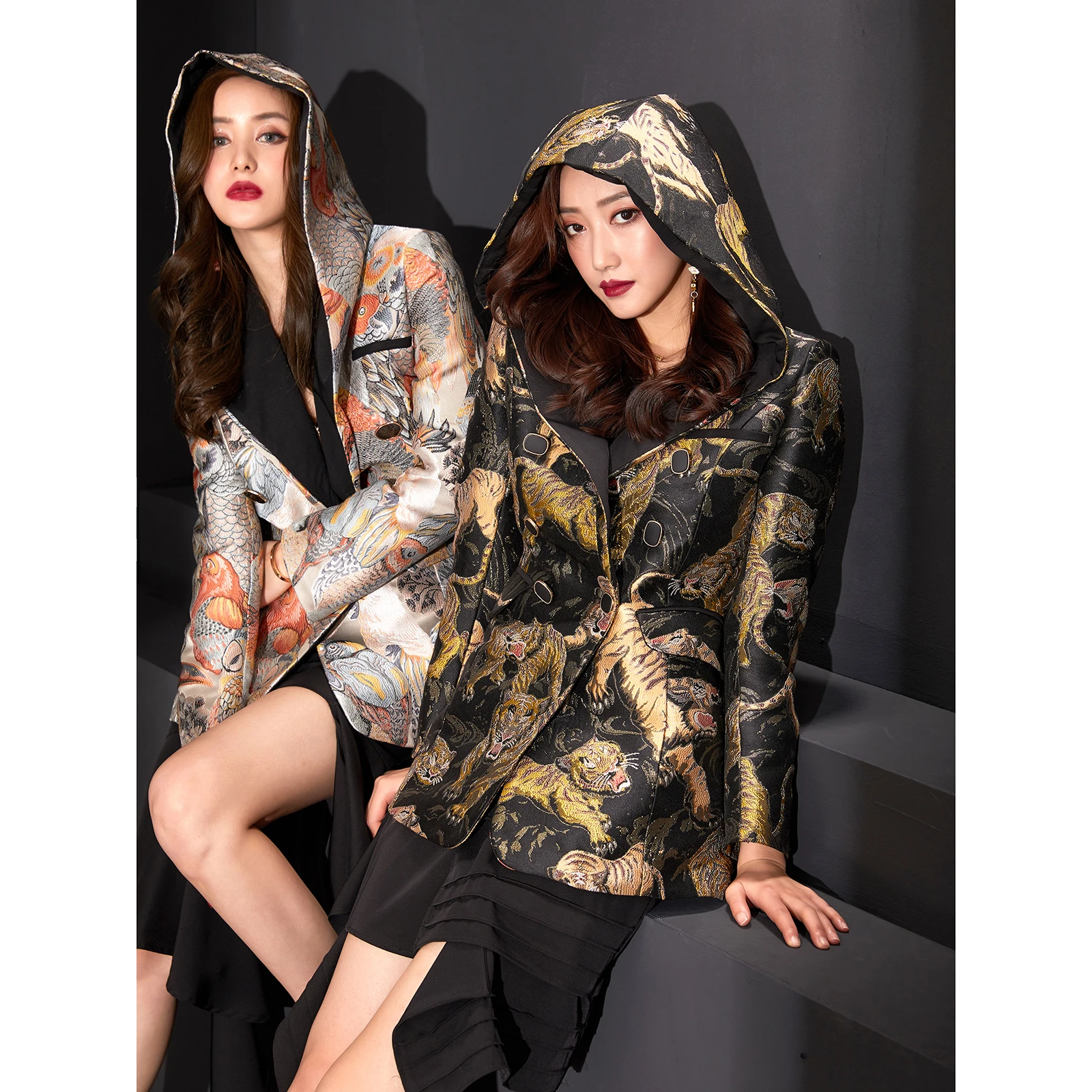 Пальто из вышитой ткани Extrava, оригинальный дизайн, приталенный крой, с капюшоном, женская куртка, весна-осень, хлопок, эластичное волокно
Пальто из вышитой ткани Extrava, оригинальный дизайн, приталенный крой, с капюшоном, женская куртка, весна-осень, хлопок, эластичное волокно