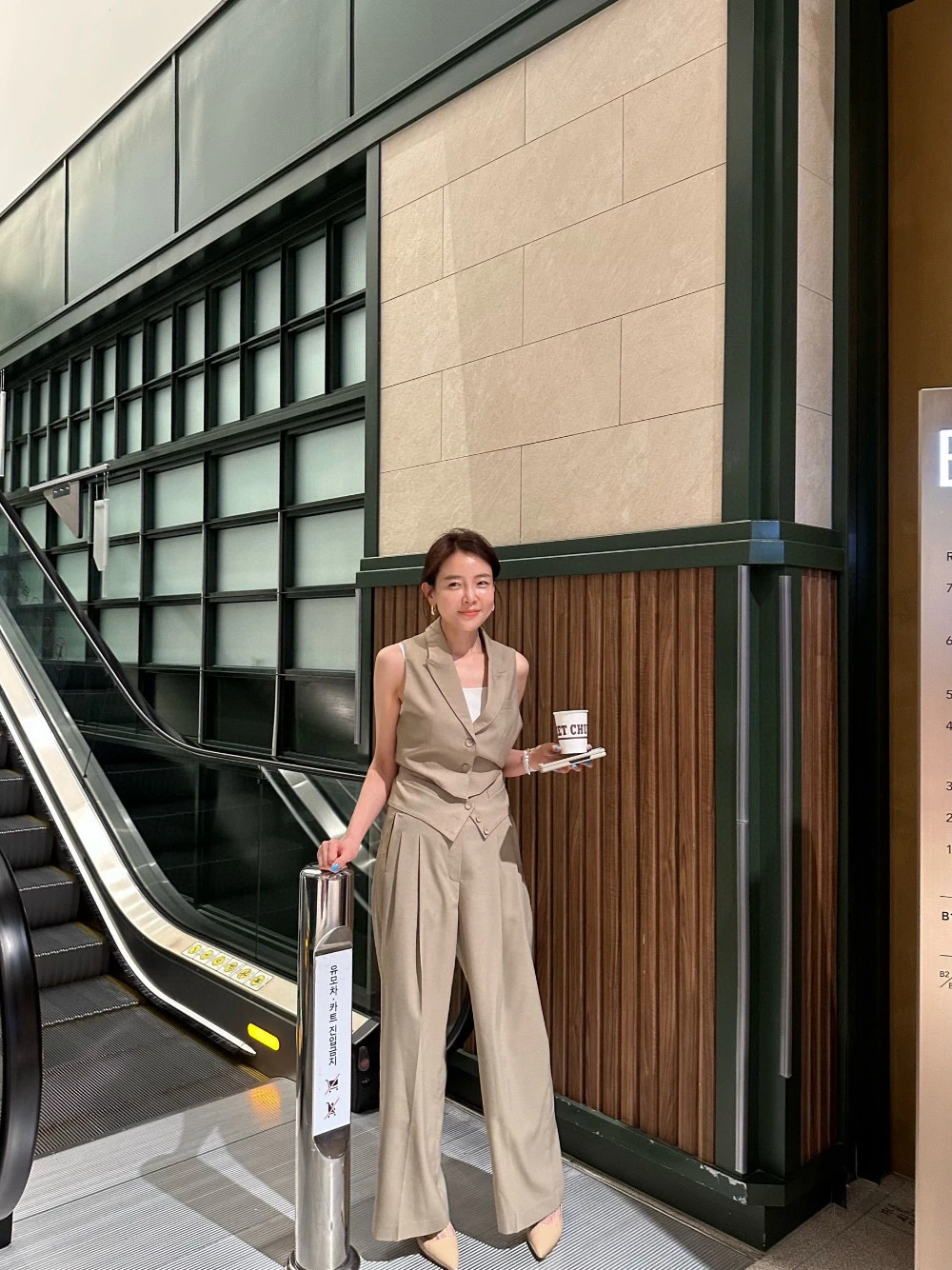 Loose Straight Cut Suit Vest And Pants Set Dongda Gate Women's Faionable Workwear Cotton Two-Piece Ensemble Button-Up Collar
Loose Straight Cut Suit Vest And Pants Set Dongda Gate Women's Faionable Workwear Cotton Two-Piece Ensemble Button-Up Collar