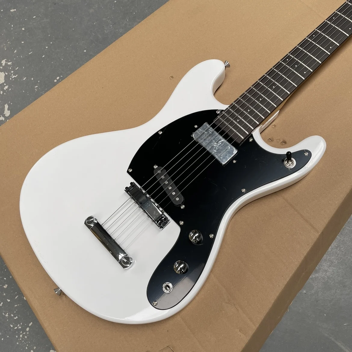 6-string electric guitar with white mahogany body and black pickguard guitars stylish in appearance and highly practicalguitarra
6-string electric guitar with white mahogany body and black pickguard guitars stylish in appearance and highly practicalguitarra