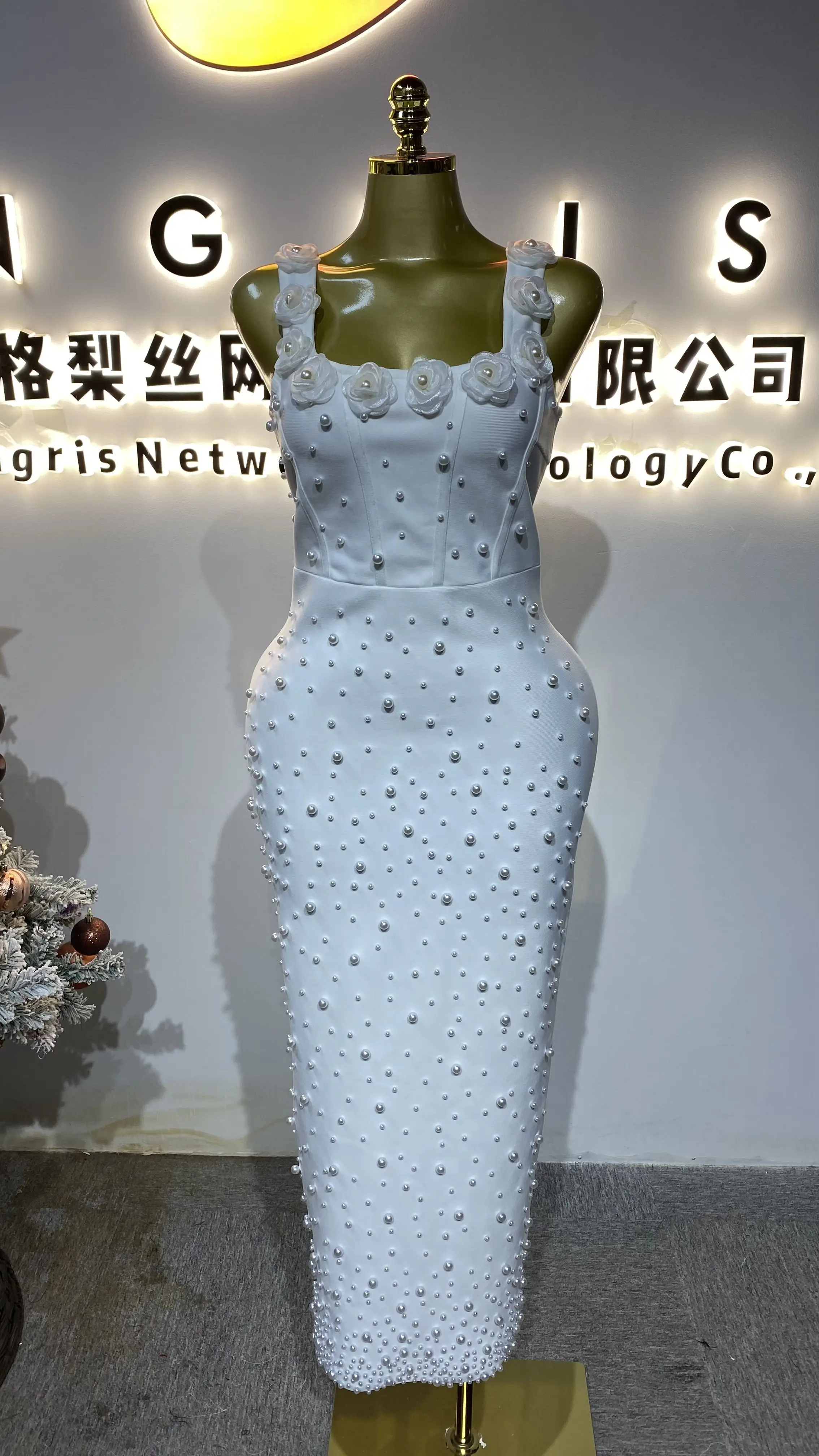 Модное роскошное вечернее платье макси 2026 года с цветочным узором из бисера, без рукавов, с квадратным вырезом, белое, эластичное, сексуальное, элегантное - GZXX494
Модное роскошное вечернее платье макси 2026 года с цветочным узором из бисера, без рукавов, с квадратным вырезом, белое, эластичное, сексуальное, элегантное - GZXX494