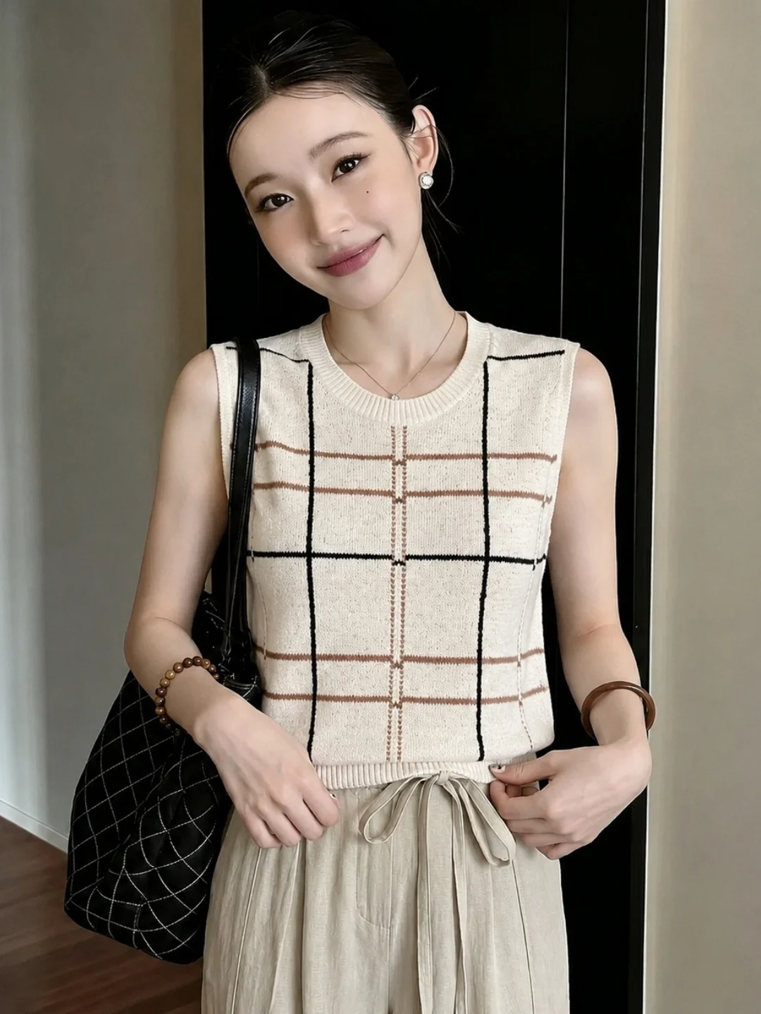 Elegant Knitted Plaid Vest Sleeveless round Neck Slimming Top for Women Summer Fashion French Style Loose Fit Non-Matching Fa...
Elegant Knitted Plaid Vest Sleeveless round Neck Slimming Top for Women Summer Fashion French Style Loose Fit Non-Matching Fa...