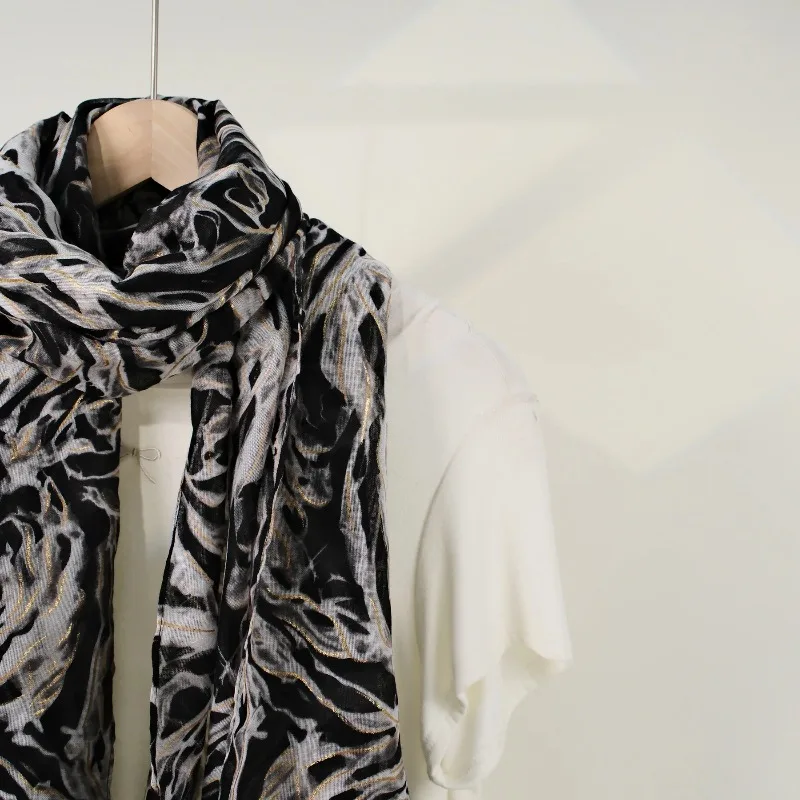 Spring and summer long scarf, cotton and linen feel, light and thin scarf, bronzing process,rose print shawl, women's high-end
Spring and summer long scarf, cotton and linen feel, light and thin scarf, bronzing process,rose print shawl, women's high-end