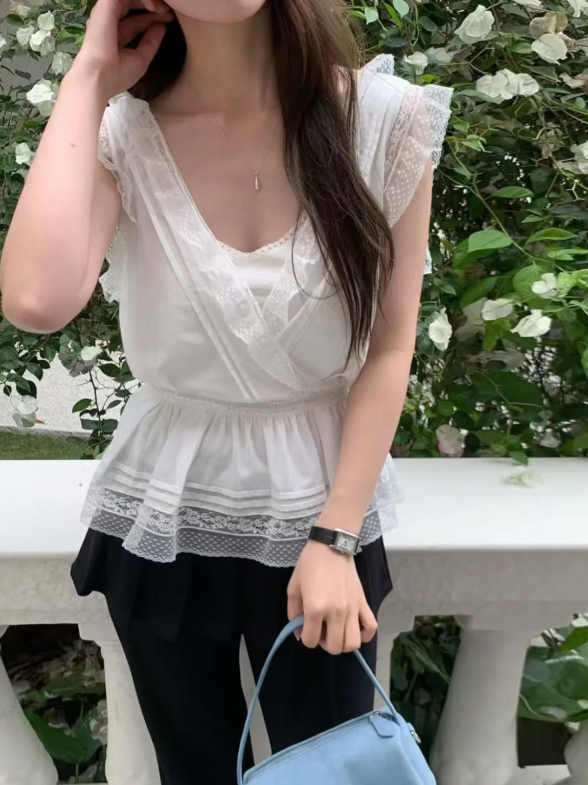 Korean Style Lace Splice V-Neck Pleated Flying Sleeve Shirt Women's Fashion Age-Defying Direct Reduction Dongda Gate
Korean Style Lace Splice V-Neck Pleated Flying Sleeve Shirt Women's Fashion Age-Defying Direct Reduction Dongda Gate