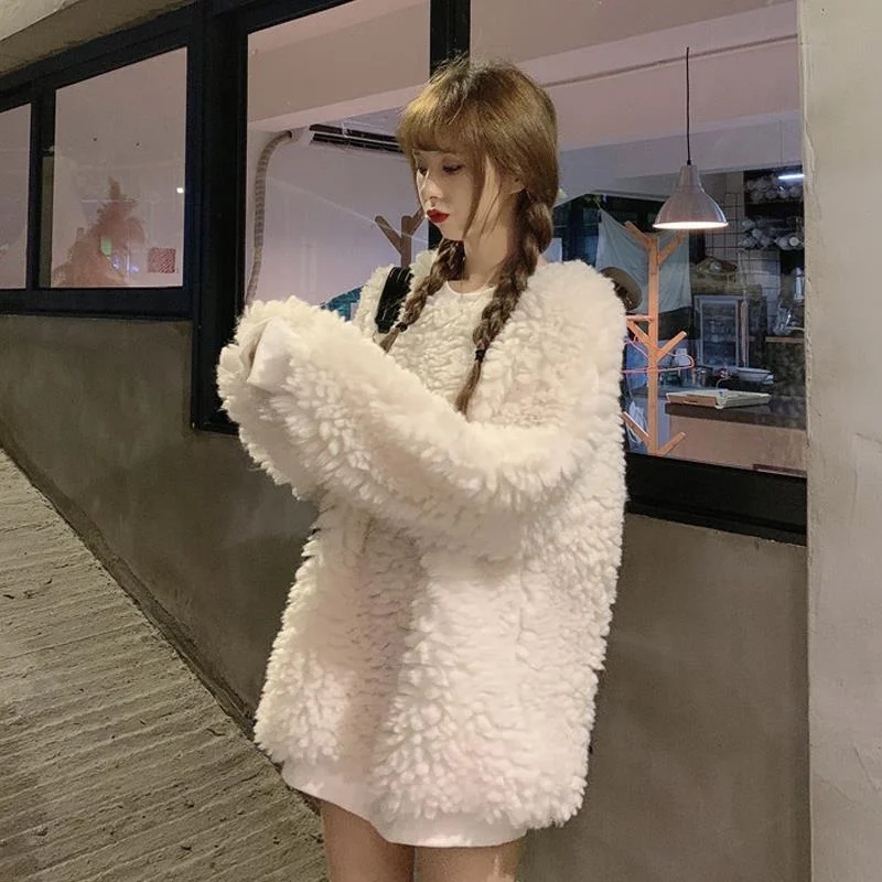 INS Super Fire Imitation Lamb Wool Round Neck Sweatshirt Women Top Autumn/Winter 2023 Korean Loose Mid length Sweatshirt Coat
INS Super Fire Imitation Lamb Wool Round Neck Sweatshirt Women Top Autumn/Winter 2023 Korean Loose Mid length Sweatshirt Coat