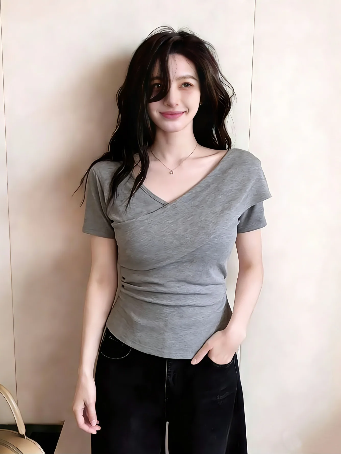 plus Size Women's Slim Fit V-Neck Short Sleeve T-Shirt Pure Desire Style Korean Commute Fashion Summer New Design Sensation
plus Size Women's Slim Fit V-Neck Short Sleeve T-Shirt Pure Desire Style Korean Commute Fashion Summer New Design Sensation
