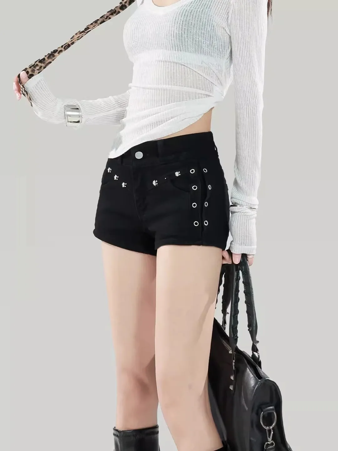 Black High Waist Rivet Denim Shorts Women's Winter New Style Slimming Versatile Sexy Butt-Lifting Hot Pants Commute Friendly
Black High Waist Rivet Denim Shorts Women's Winter New Style Slimming Versatile Sexy Butt-Lifting Hot Pants Commute Friendly