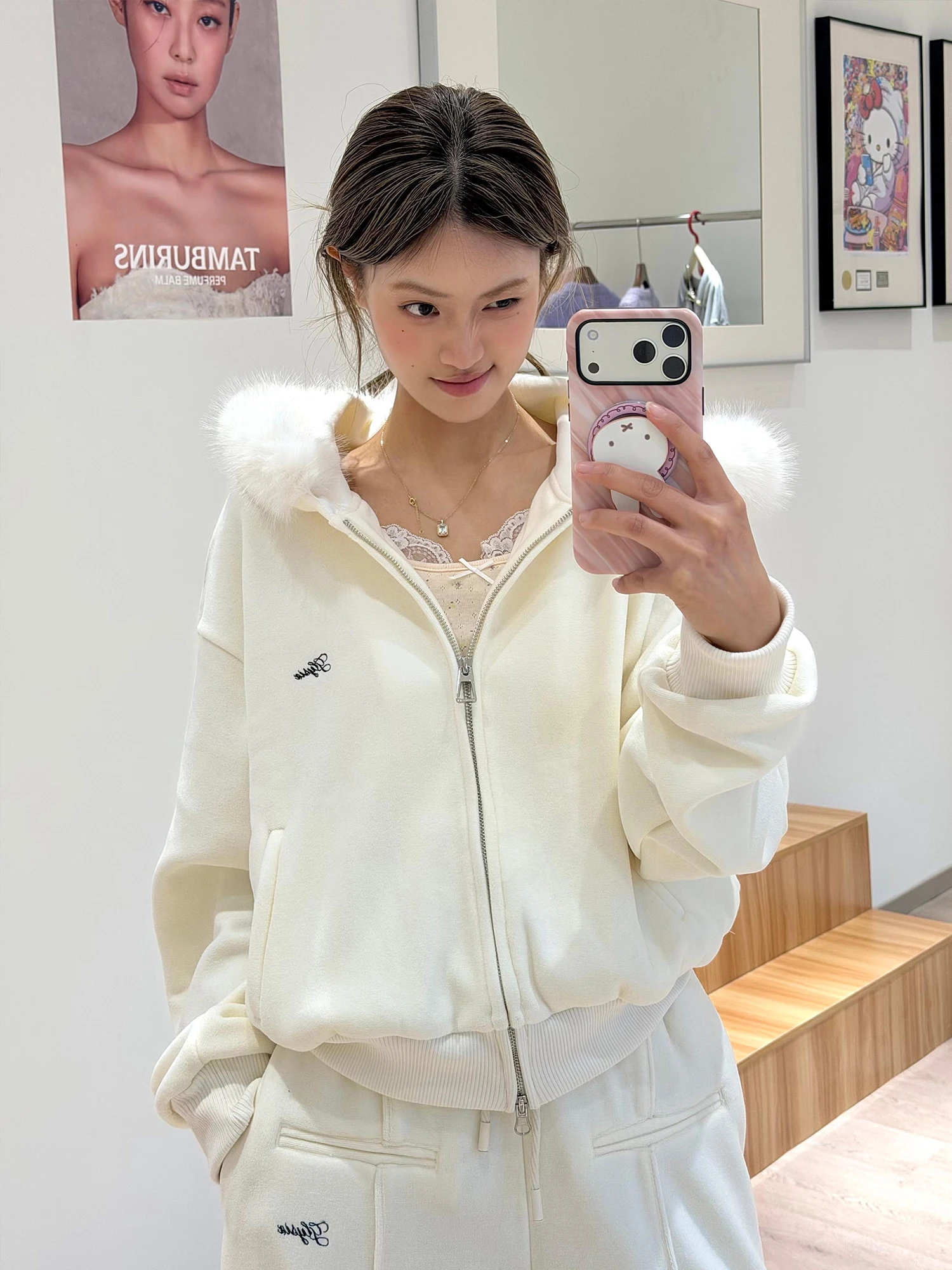 Комплект GlySix by 36s: повседневная свободная куртка с капюшоном и меховым воротником, а также длинные брюки из махровой ткани для женщин, зимний модный комплект
Комплект GlySix by 36s: повседневная свободная куртка с капюшоном и меховым воротником, а также длинные брюки из махровой ткани для женщин, зимний модный комплект