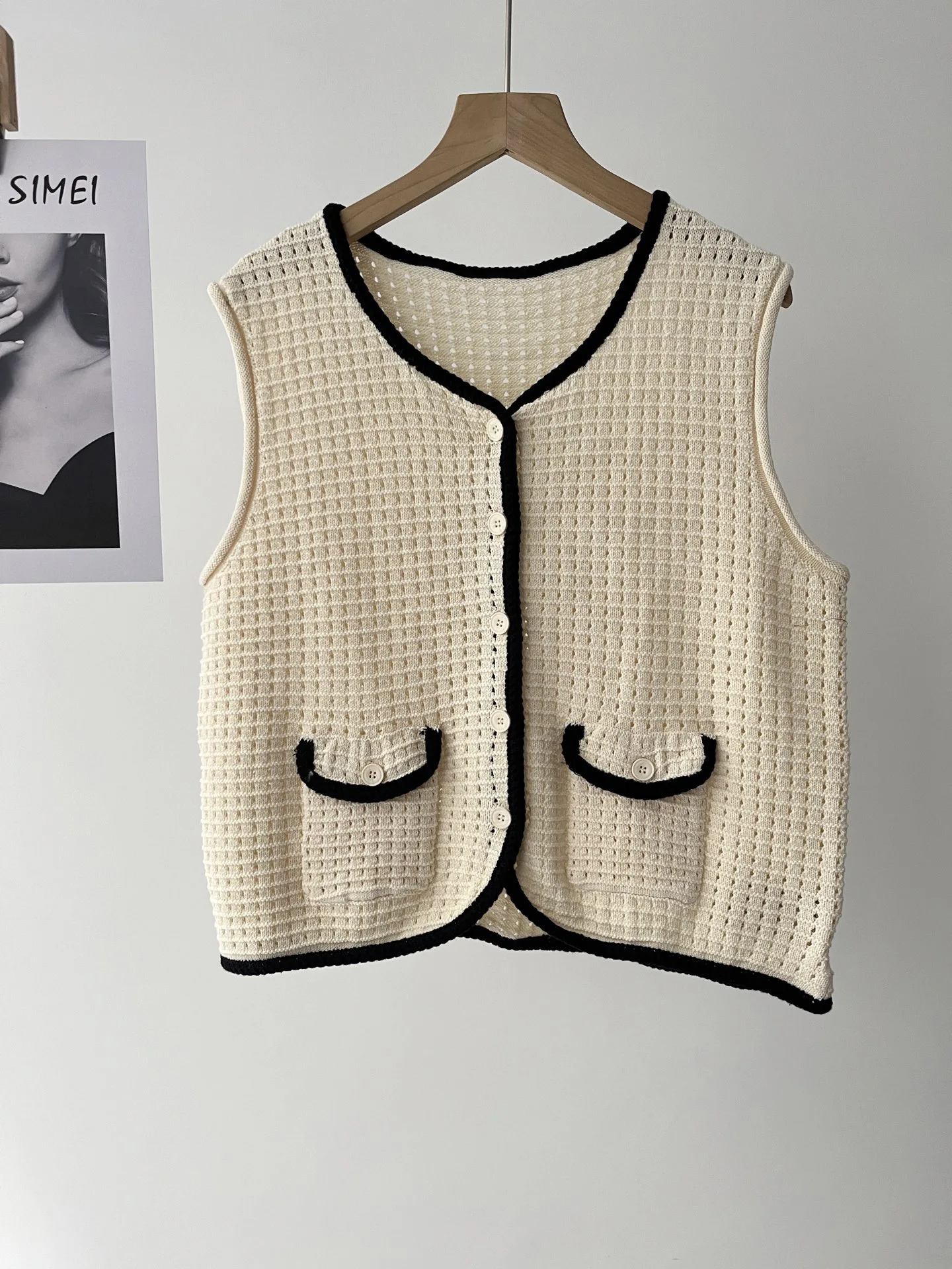 Hollow black and white contrasting color knitted cardigan sleeveless vest vest women 011-51c-0439
Hollow black and white contrasting color knitted cardigan sleeveless vest vest women 011-51c-0439