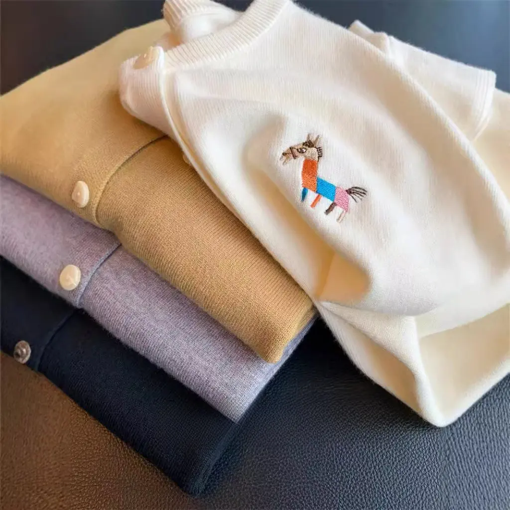 Joker Knitted Cardigan Pony Embroidery Age-Reducing Outer Wear Top for Women Autumn Season Fashionable Inner Wear F081011
Joker Knitted Cardigan Pony Embroidery Age-Reducing Outer Wear Top for Women Autumn Season Fashionable Inner Wear F081011
