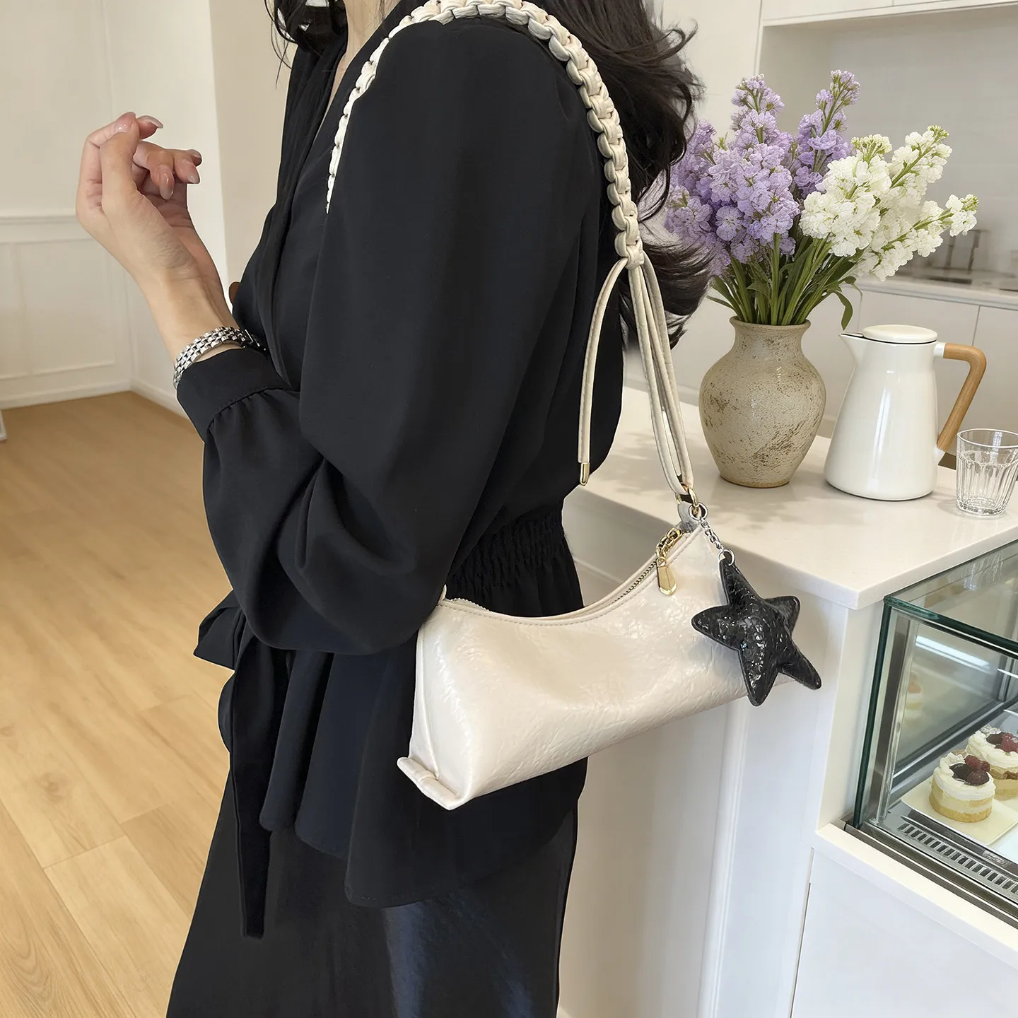 Women Glossy Leather Pillow Bag with Star Pendant Aesthetic Gold Shoulder Bag Zipper Fashion High End Versatile Weave Handbag
Women Glossy Leather Pillow Bag with Star Pendant Aesthetic Gold Shoulder Bag Zipper Fashion High End Versatile Weave Handbag