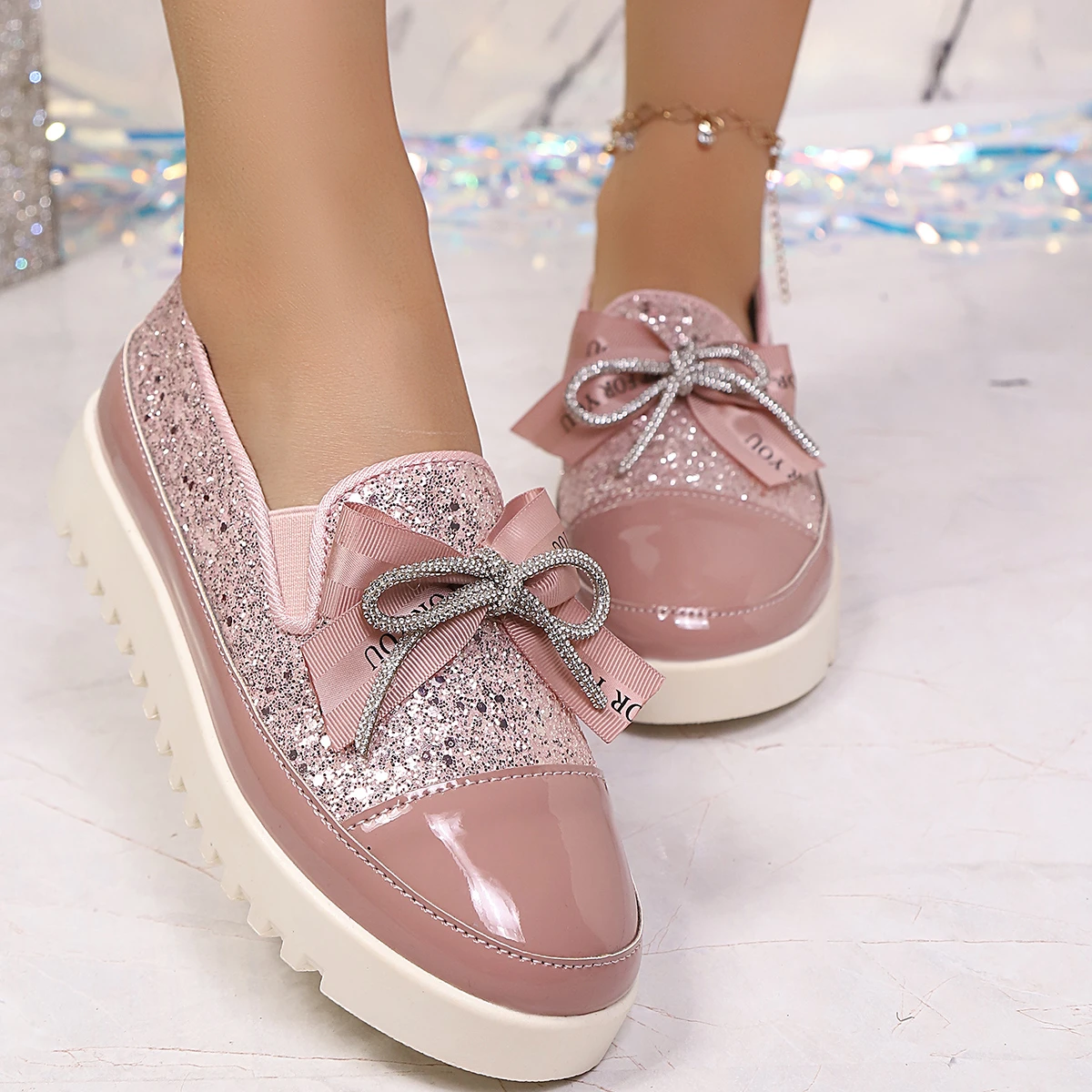 2026 New Luxurious Crystal Bow Sequin Decorated Women's Loafers Spring Autumn Fashion Large Size Non-Slip Casual Low-top Shoes
2026 New Luxurious Crystal Bow Sequin Decorated Women's Loafers Spring Autumn Fashion Large Size Non-Slip Casual Low-top Shoes