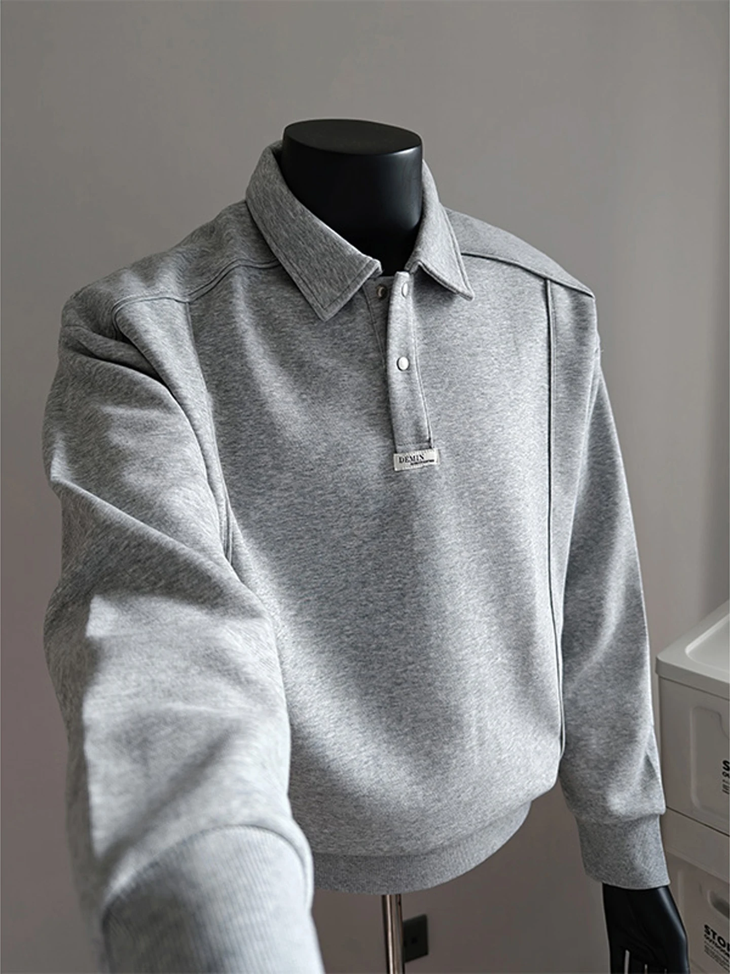 Мужской свитшот с деконструированными плечами, длинными рукавами и воротником, базовый слой, осенне-зимний, премиум-класса, повседневный, из хлопка.
Мужской свитшот с деконструированными плечами, длинными рукавами и воротником, базовый слой, осенне-зимний, премиум-класса, повседневный, из хлопка.