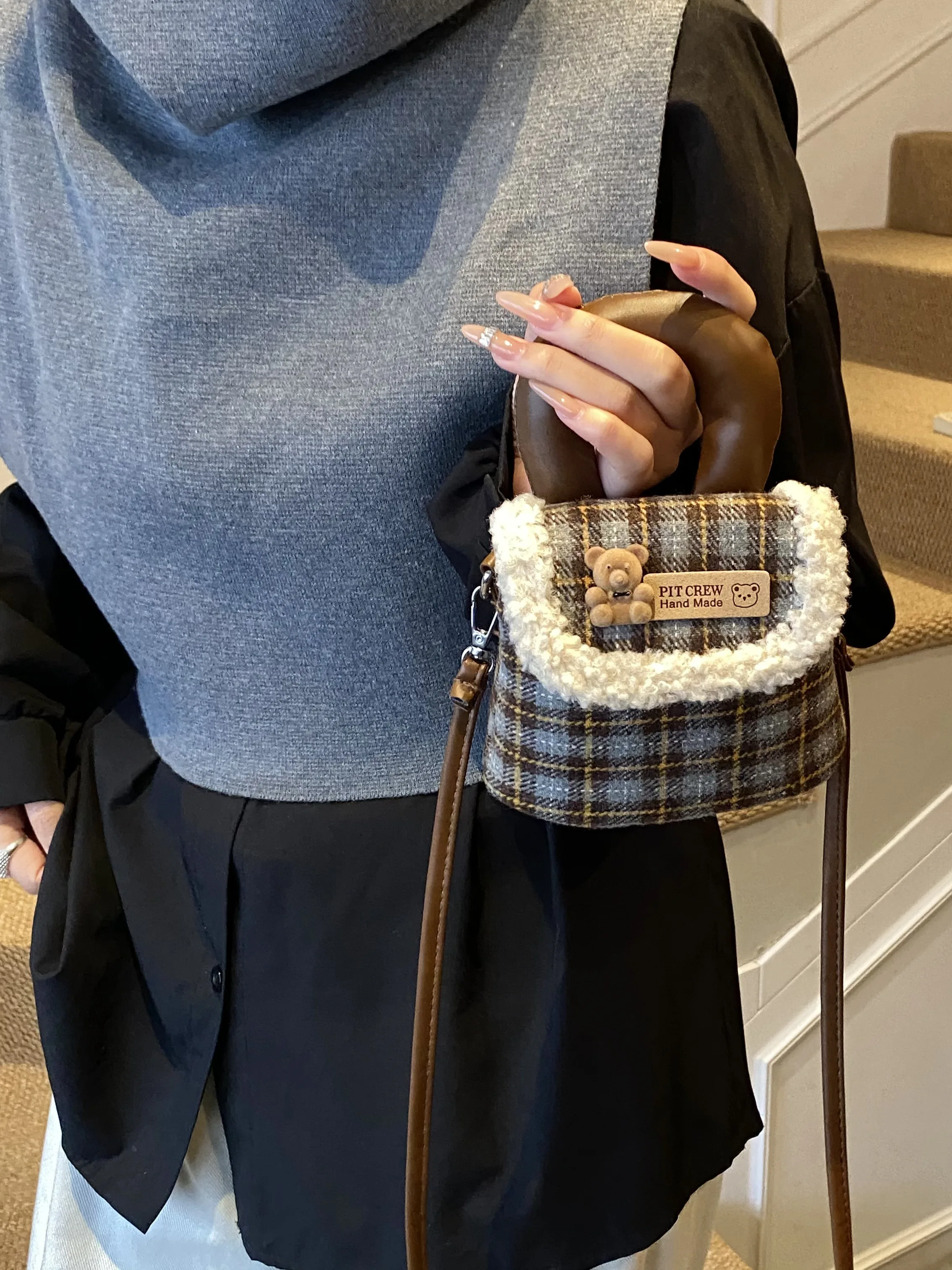 Chic Plaid Shoulder Bag Women's Crossbody Bag Soft PU Leather Retro Artistic Style Magnetic Buckle Closure Handbag for Autumn...
Chic Plaid Shoulder Bag Women's Crossbody Bag Soft PU Leather Retro Artistic Style Magnetic Buckle Closure Handbag for Autumn...