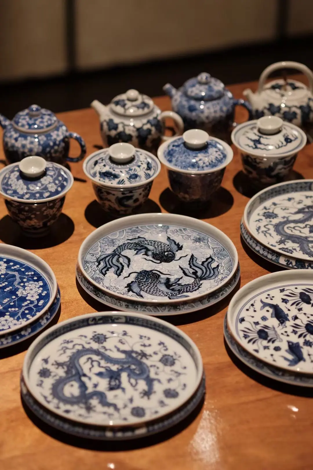 Чайный набор Dongmen Tea Fairs: Двухсекционная чаша с ручной росписью в сине-белых тонах, узором «Ледяная слива» и драконом, 3 предмета, 00cc, керамический.
Чайный набор Dongmen Tea Fairs: Двухсекционная чаша с ручной росписью в сине-белых тонах, узором «Ледяная слива» и драконом, 3 предмета, 00cc, керамический.