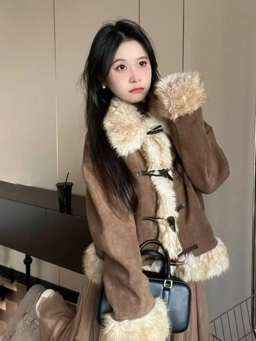 Корейская короткая свободная женская куртка 2025 года: зимнее теплое пальто из овчины с меховым воротником, на пуговицах, облегающий крой, верхняя одежда
Корейская короткая свободная женская куртка 2025 года: зимнее теплое пальто из овчины с меховым воротником, на пуговицах, облегающий крой, верхняя одежда