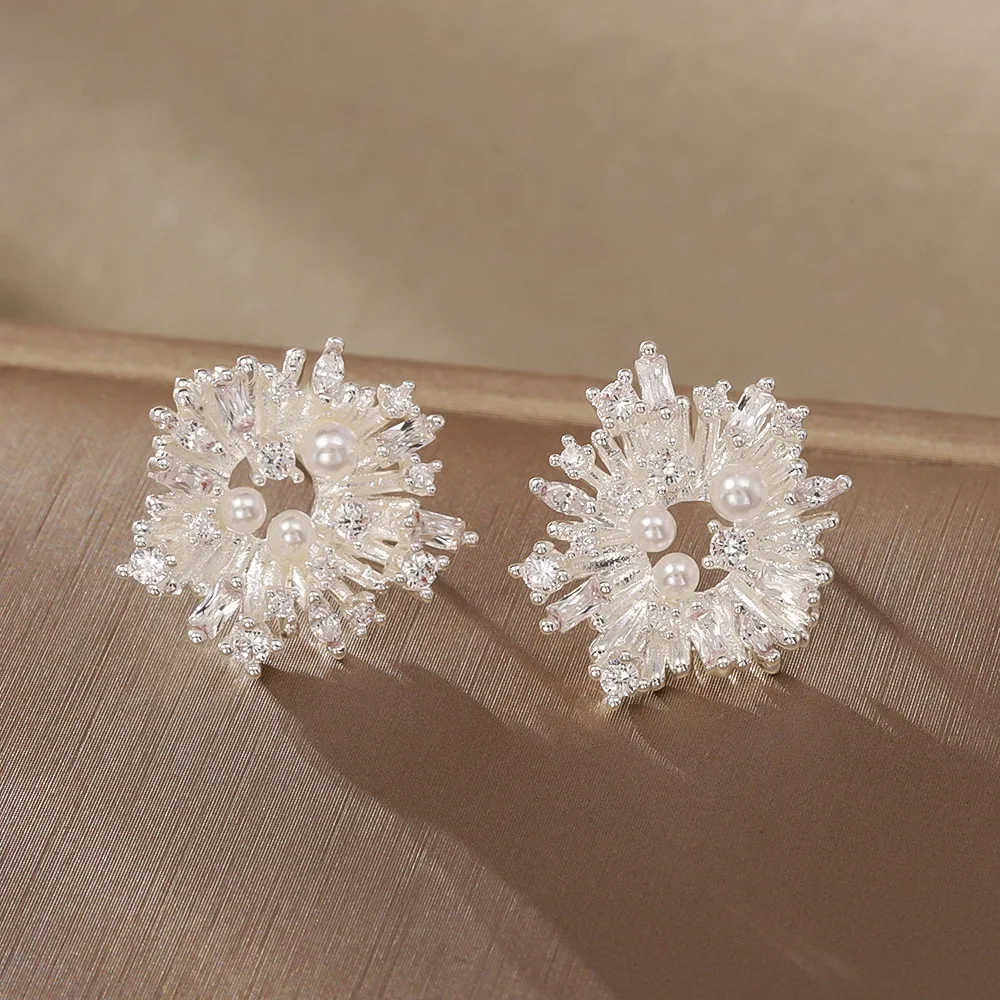 Fashionable and exquisite ultra-flash zircon snowflake earrings, elegant pearl earrings, silver needles, niche luxury earrings
Fashionable and exquisite ultra-flash zircon snowflake earrings, elegant pearl earrings, silver needles, niche luxury earrings
