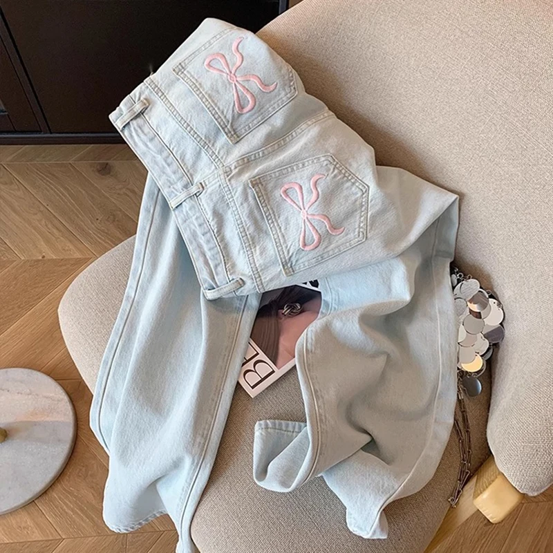 Bowknot Embroidery Light Blue Denim Pants For Women High Waist Straight Wide Leg Trousers Leisure Jeans Female Streetwear
Bowknot Embroidery Light Blue Denim Pants For Women High Waist Straight Wide Leg Trousers Leisure Jeans Female Streetwear