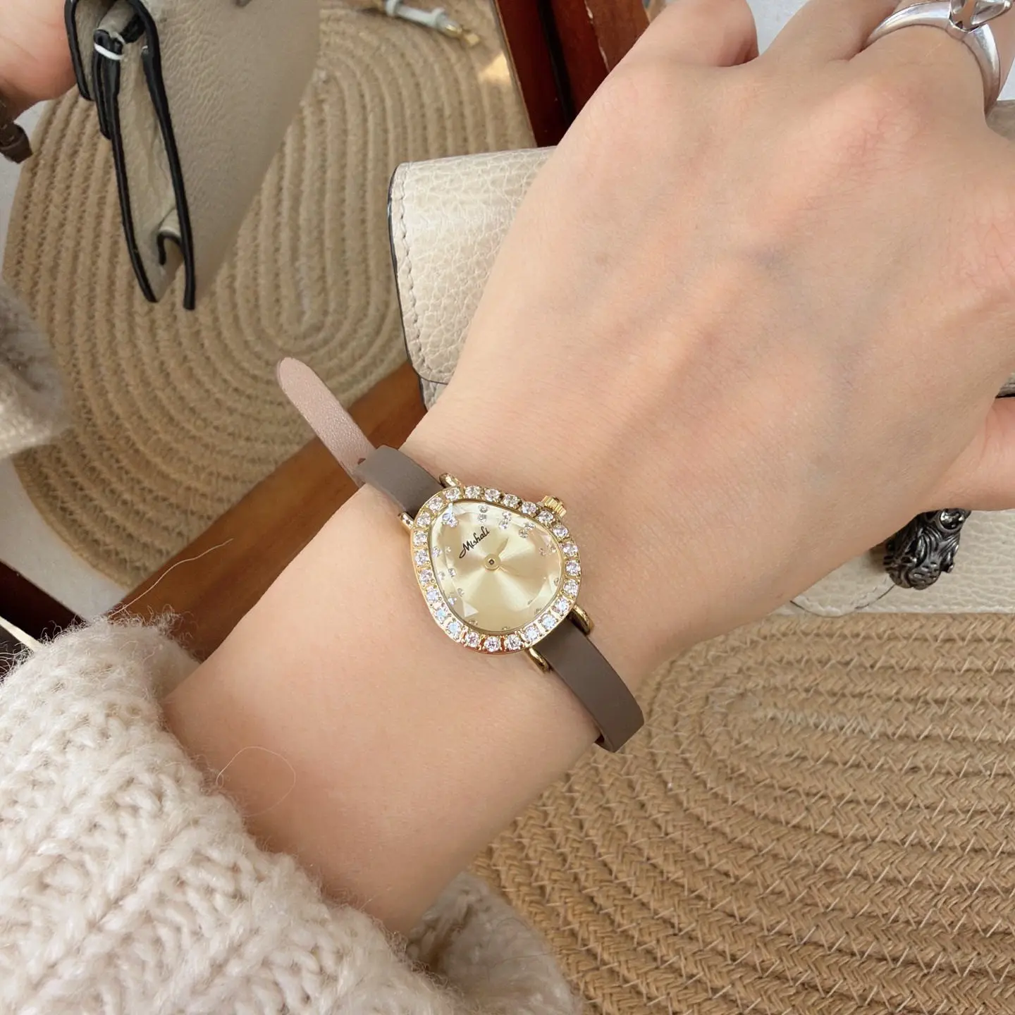 New Women'S Watch WithLeather Strap And Small DialA Trendy And Stylish Timepiece For WomenA HighQualityCarefully Selected Watch.
New Women'S Watch WithLeather Strap And Small DialA Trendy And Stylish Timepiece For WomenA HighQualityCarefully Selected Watch.