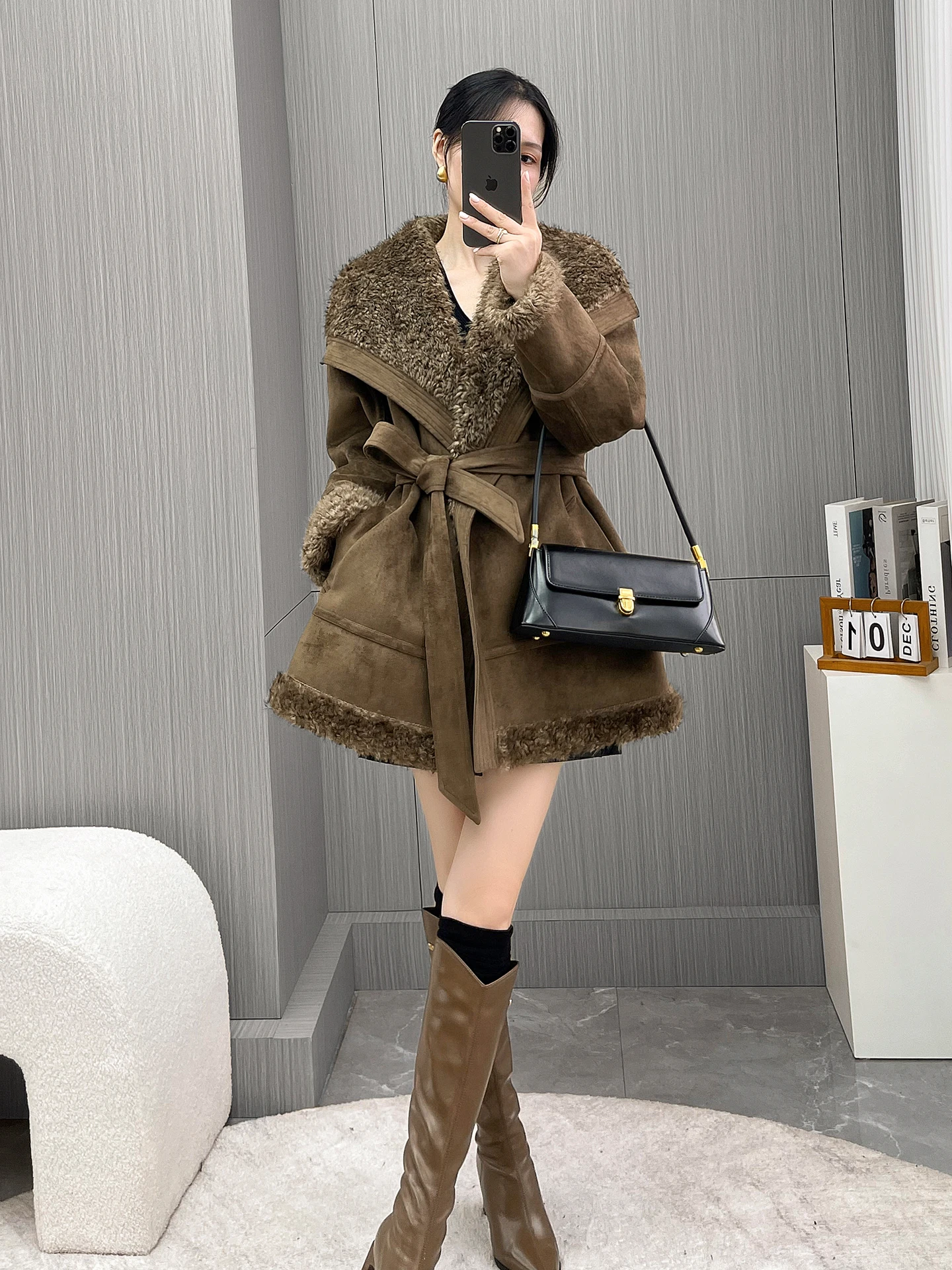 Зимнее кофейно-коричневое замшевое пальто на меховой подкладке, женское пальто-стойка с меховым воротником из натуральной кожи, теплое пальто Thi Long Sve
Зимнее кофейно-коричневое замшевое пальто на меховой подкладке, женское пальто-стойка с меховым воротником из натуральной кожи, теплое пальто Thi Long Sve