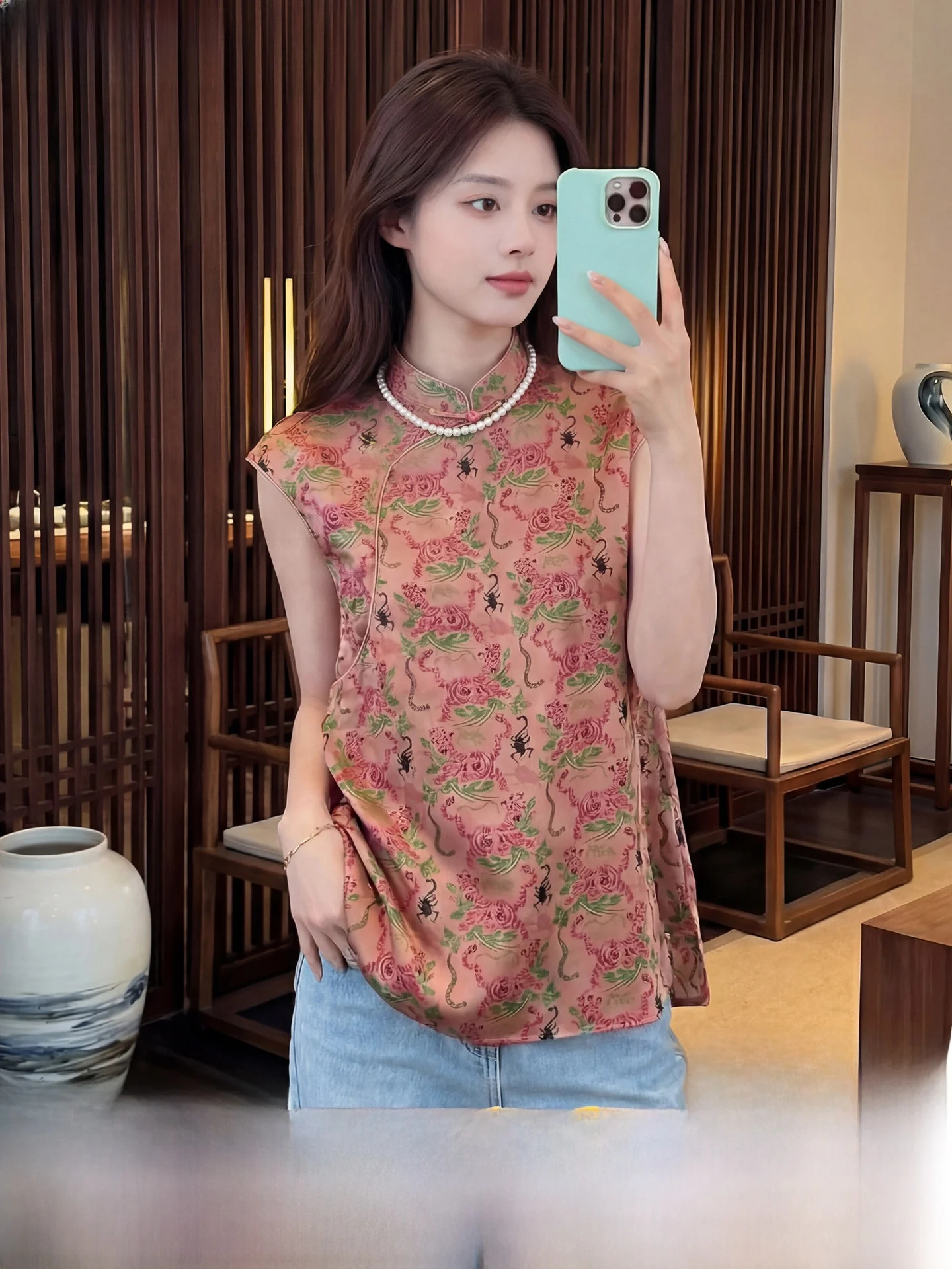 New Chinese Style Silk Shirt Women's Small Stand Collar 100% No Sleeve Cloud Silk Traditional Button up Top
New Chinese Style Silk Shirt Women's Small Stand Collar 100% No Sleeve Cloud Silk Traditional Button up Top