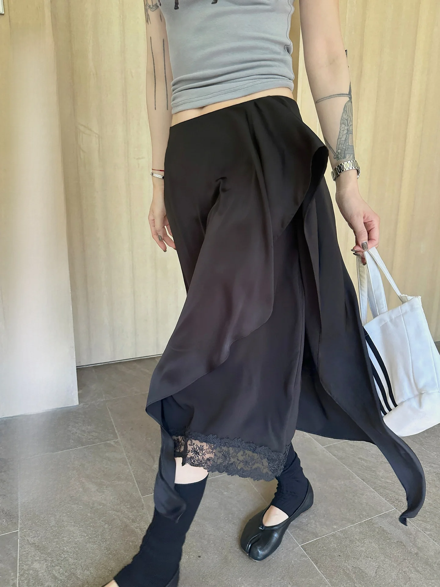 Юбка Lemon Company черная, асимметричная, с кружевной отделкой, А-силуэт, женская, свободная, длинная, весенняя, модная, универсальная, в повседневном стиле
Юбка Lemon Company черная, асимметричная, с кружевной отделкой, А-силуэт, женская, свободная, длинная, весенняя, модная, универсальная, в повседневном стиле