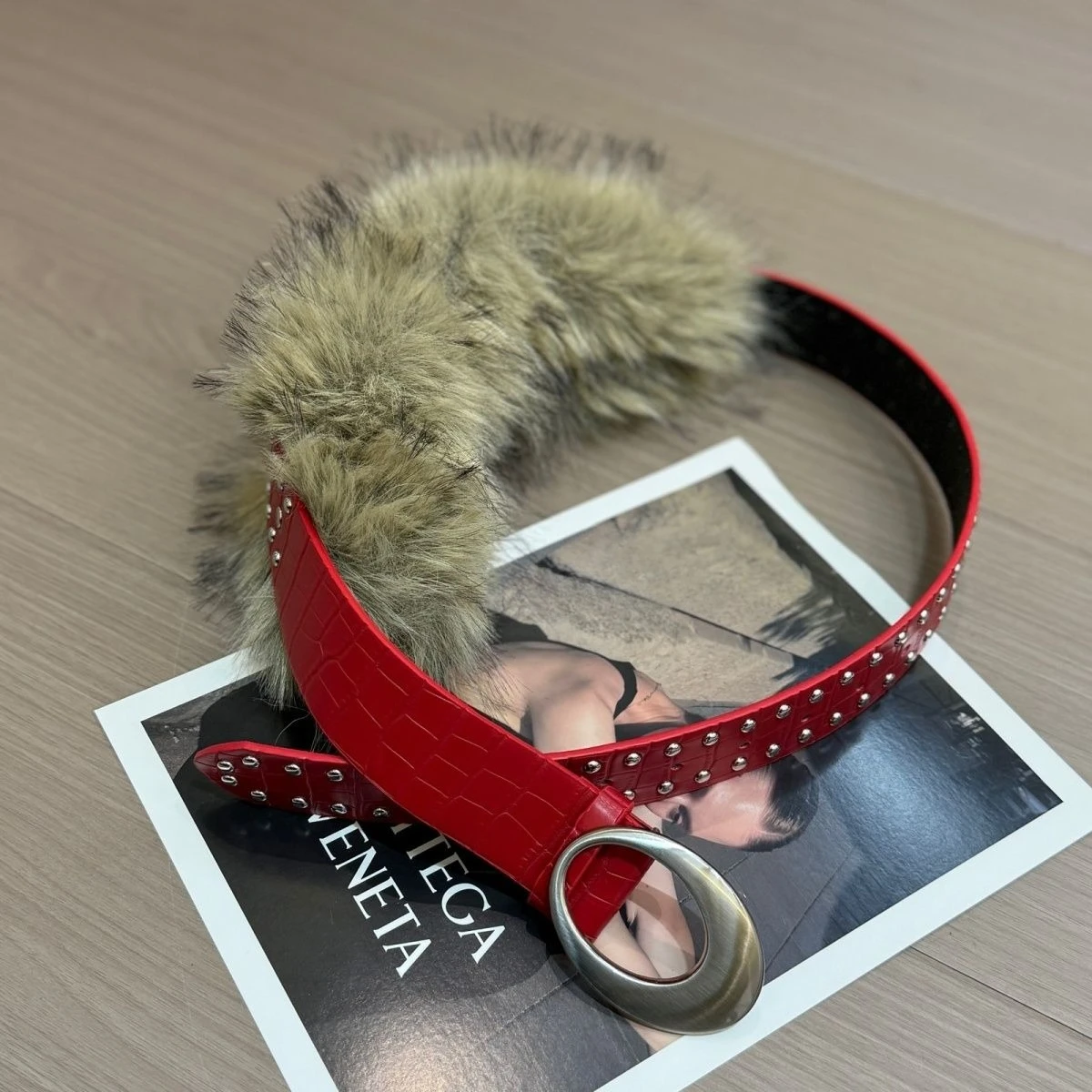 2026 Меховой ремень из искусственной кожи в стиле панк Y2K Меховой меховой пояс Металлический плюшевый женский ремень Готический сексуальный меховой ремень с шипами Хип-хоп Джинсовые ремни
2026 Меховой ремень из искусственной кожи в стиле панк Y2K Меховой меховой пояс Металлический плюшевый женский ремень Готический сексуальный меховой ремень с шипами Хип-хоп Джинсовые ремни