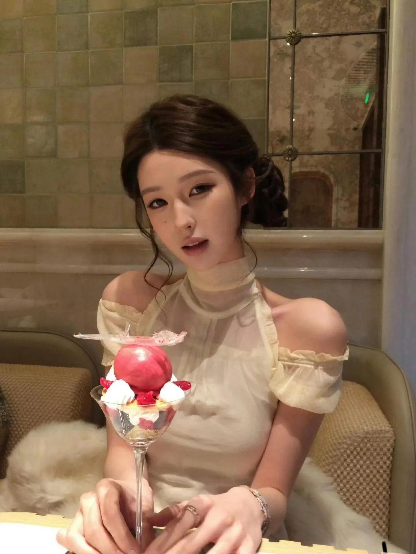 Elegant Collarless One-Shoulder Shirt Women's Fashion Summer Slim Fit Blouse with Lace Trim Stylish Top Korean Style Commute
Elegant Collarless One-Shoulder Shirt Women's Fashion Summer Slim Fit Blouse with Lace Trim Stylish Top Korean Style Commute