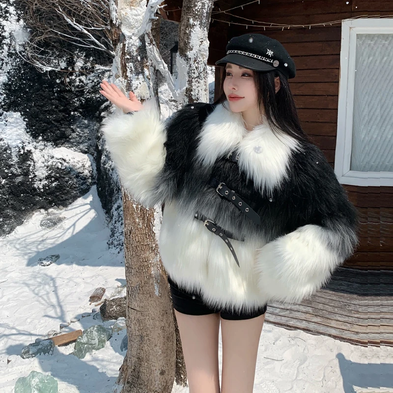 НОВИНКА 2025 года, зимняя милая женская шуба с пуговицами из искусственной кожи, длинный отложной воротник-свеч, градиентная экологически чистая шуба из искусственного лисьего меха
НОВИНКА 2025 года, зимняя милая женская шуба с пуговицами из искусственной кожи, длинный отложной воротник-свеч, градиентная экологически чистая шуба из искусственного лисьего меха
