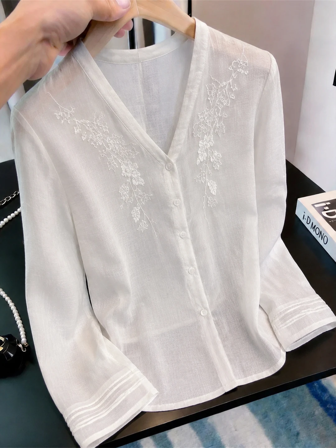 Elegant Embroidered Long Sleeve V-Neck Top Loose Fit Commute Friendly Summer Shirt Korean Style Straight Cut Silken Material
Elegant Embroidered Long Sleeve V-Neck Top Loose Fit Commute Friendly Summer Shirt Korean Style Straight Cut Silken Material