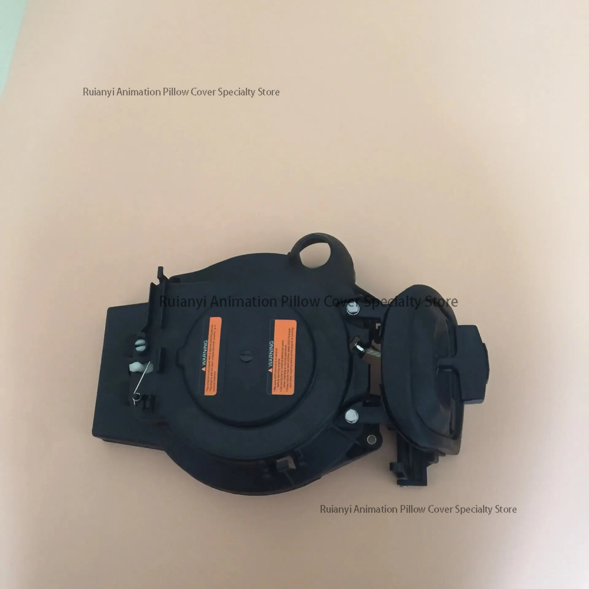 4-stroke 15/18 HP outboard engine hangs up the propeller starter to pull the plate.
4-stroke 15/18 HP outboard engine hangs up the propeller starter to pull the plate.