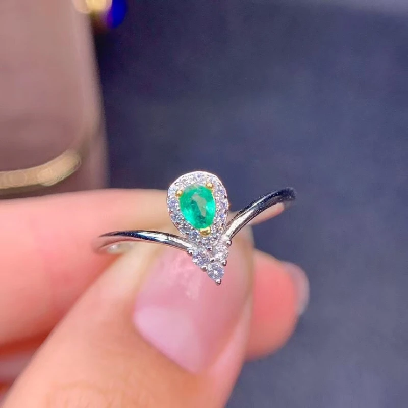 Natural emerald ring 925 silver fresh and lovely design simple and generous ring boutique jewelry
Natural emerald ring 925 silver fresh and lovely design simple and generous ring boutique jewelry