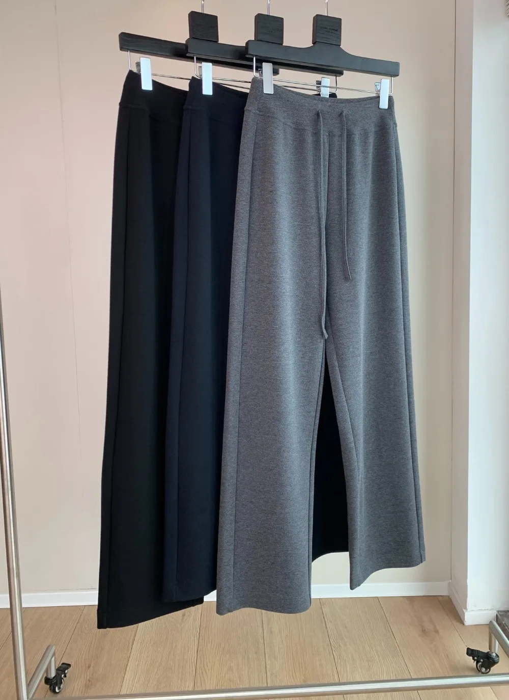 Осенние новые прямые брюки с эластичным шнурком на талии, широкие брюки с высокой талией, универсальные повседневные длинные брюки, женские брюки
Осенние новые прямые брюки с эластичным шнурком на талии, широкие брюки с высокой талией, универсальные повседневные длинные брюки, женские брюки