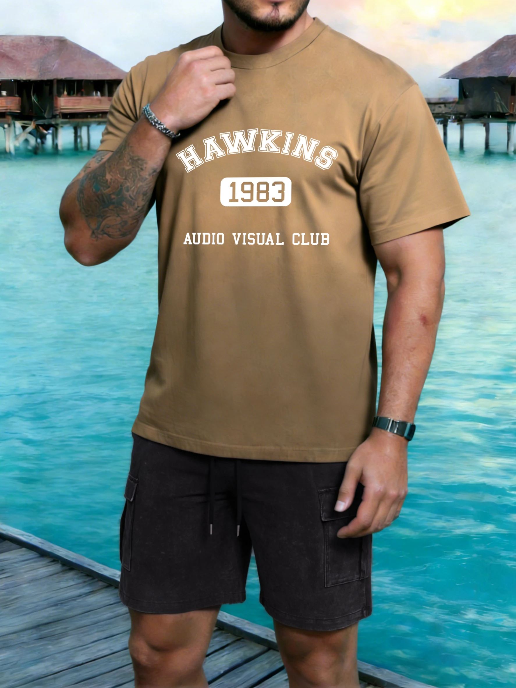 Мужской комплект из 2 предметов: футболка с принтом Hawkins 1983 Audio Visual Club, хлопковая, свободного кроя, с круглым вырезом, и шорты. Модный комплект с коротким рукавом.
Мужской комплект из 2 предметов: футболка с принтом Hawkins 1983 Audio Visual Club, хлопковая, свободного кроя, с круглым вырезом, и шорты. Модный комплект с коротким рукавом.