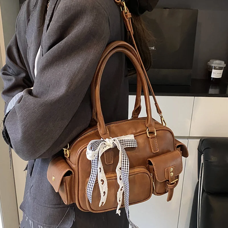 Korean Large Capacity Brown Bowling Handbag Women's Shoulder Bag Retro Multiple Pockets Pillow Bag Brand Trend Bag Shopper Purse
Korean Large Capacity Brown Bowling Handbag Women's Shoulder Bag Retro Multiple Pockets Pillow Bag Brand Trend Bag Shopper Purse