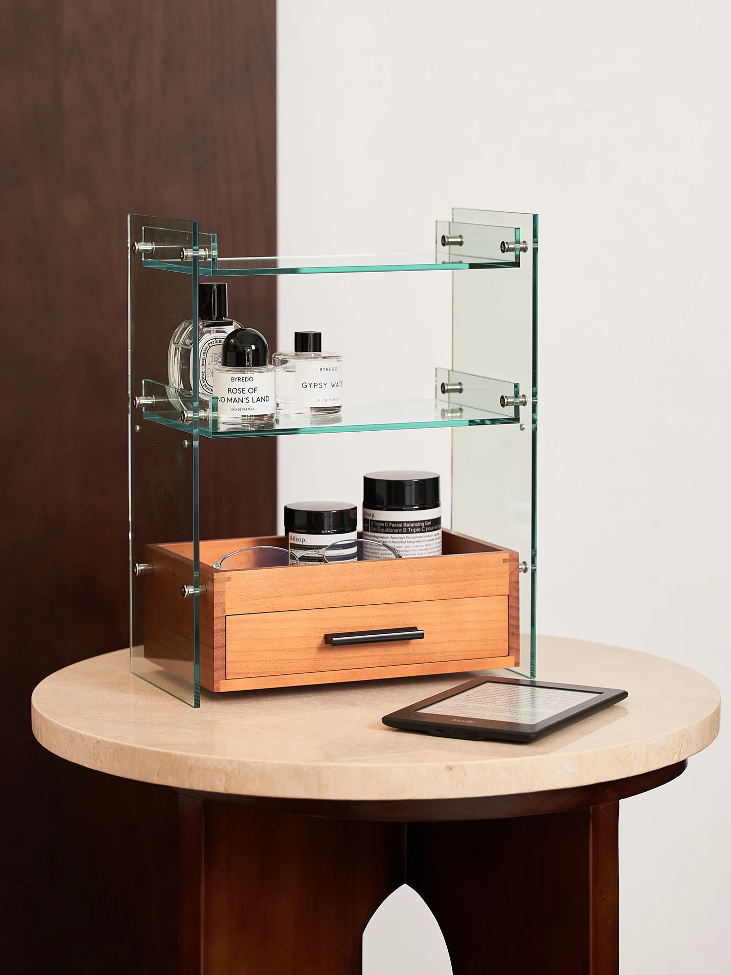 Многофункциональный настольный органайзер для косметики из вишневого дерева с акриловыми элементами, не требующий сборки
Многофункциональный настольный органайзер для косметики из вишневого дерева с акриловыми элементами, не требующий сборки