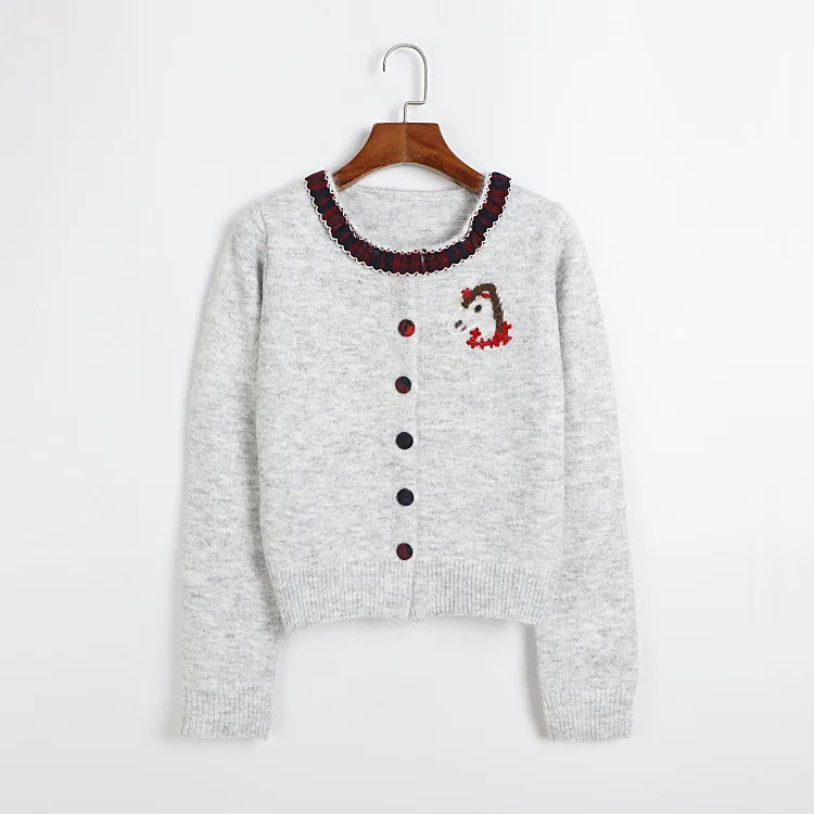 Женский серый вязаный кардиган с рюшами и клетчатым воротником, милый свитер с вышивкой лошади, красочные пуговицы, повседневные вязаные топы с длинными рукавами
Женский серый вязаный кардиган с рюшами и клетчатым воротником, милый свитер с вышивкой лошади, красочные пуговицы, повседневные вязаные топы с длинными рукавами