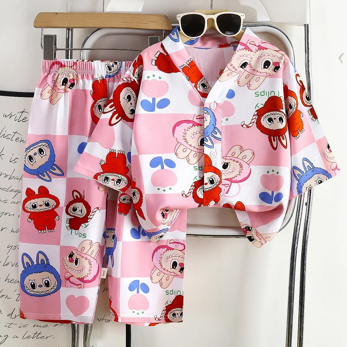 Kids Summer Thin Pajamas Loose Pyjamas Boys Girls Cartoon Labubu Print V-neck Homewear Children Casual Sleepwear Clothing Sets
Kids Summer Thin Pajamas Loose Pyjamas Boys Girls Cartoon Labubu Print V-neck Homewear Children Casual Sleepwear Clothing Sets