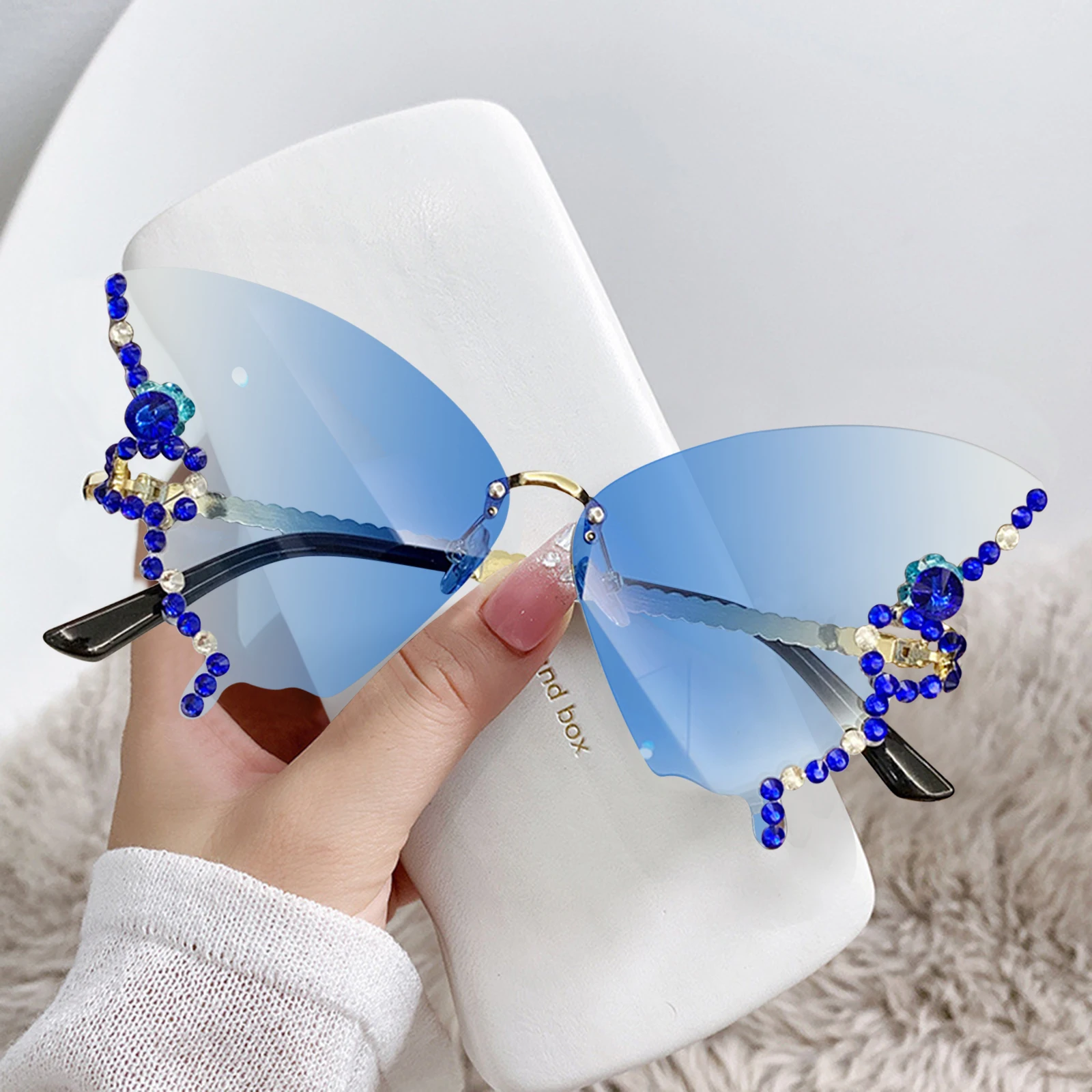Luxury Designer Rimless Crystal Butterfly Sunglasses Vintage Brand Shades for Women Outdoor Sun Glasses Bling Diamond Eyewear
Luxury Designer Rimless Crystal Butterfly Sunglasses Vintage Brand Shades for Women Outdoor Sun Glasses Bling Diamond Eyewear