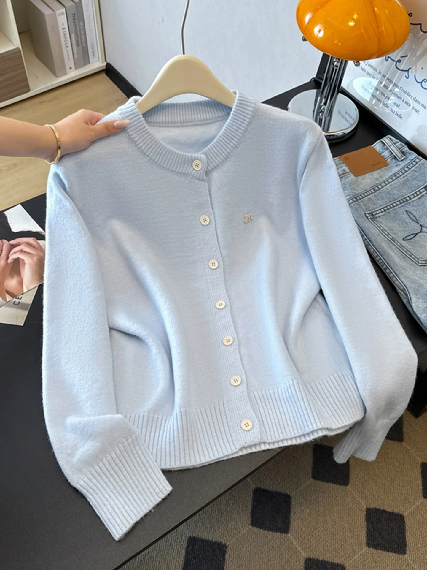 Мягкий синий вязаный кардиган для женщин, осенне-зимний, больших размеров, в стиле оверсайз, с эффектом омоложения, свитер-топ с круглым вырезом и пуговицами
Мягкий синий вязаный кардиган для женщин, осенне-зимний, больших размеров, в стиле оверсайз, с эффектом омоложения, свитер-топ с круглым вырезом и пуговицами